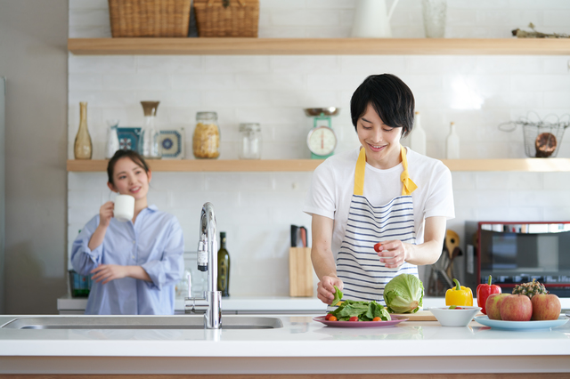 相手が望むなら「専業主夫になる」20～30代独身男性の49.2％！働きたい女子と主夫願望男子のマッチングもアリ？