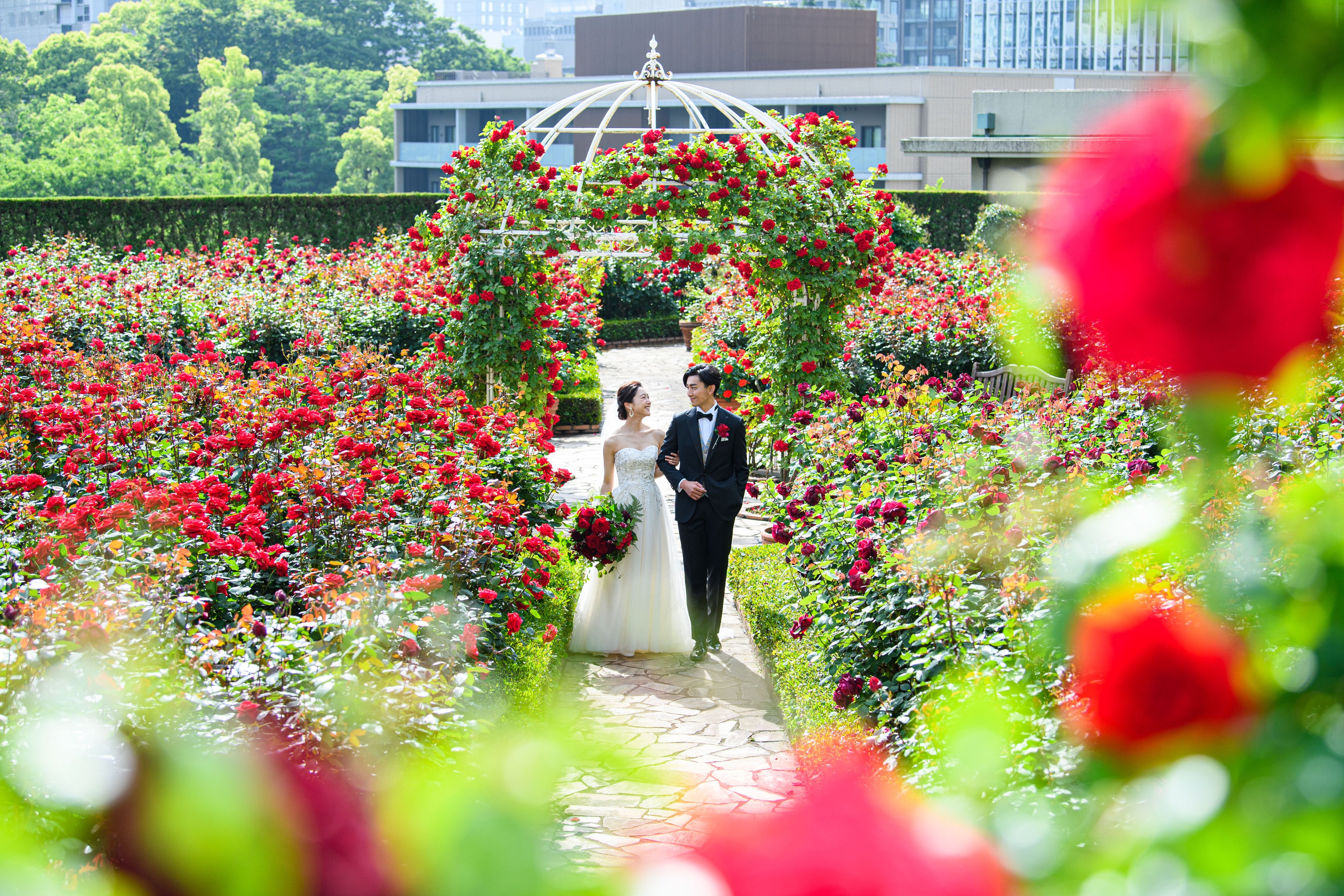 真紅のバラに囲まれて、記憶に残る結婚式を。都心の”秘密の花園”で、1日限りの挙式体験フェアを開催