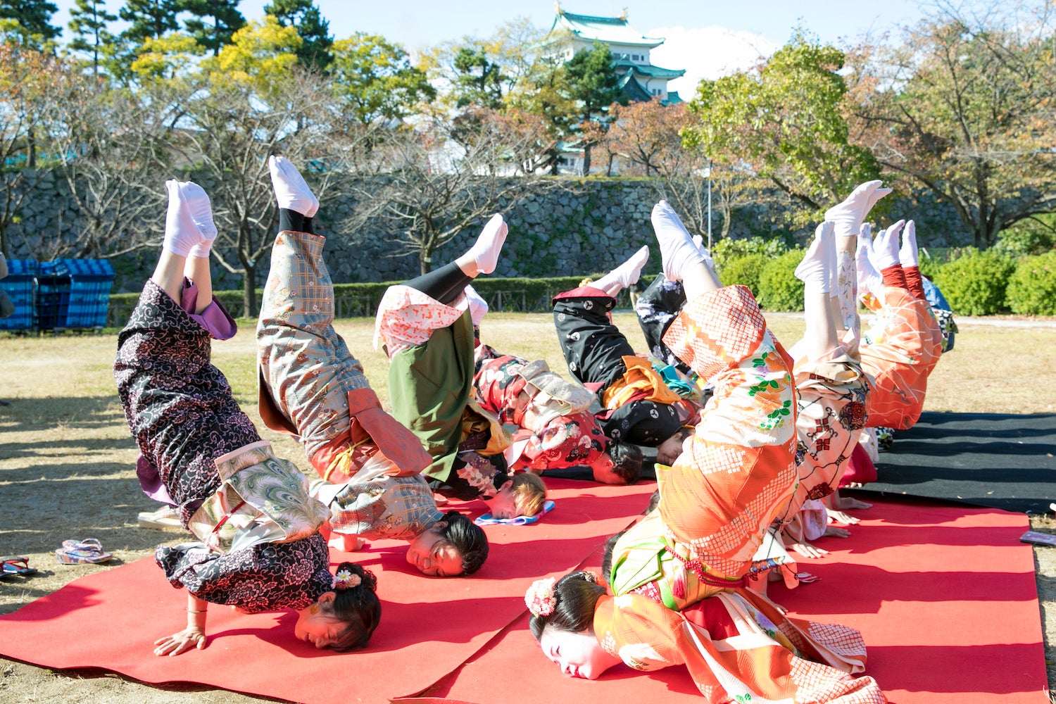 名古屋城天守閣を背景に“しゃちほこポーズ”！ 一般参加者20人が伝統のお座敷芸にチャレンジ【やっとかめ文化祭】