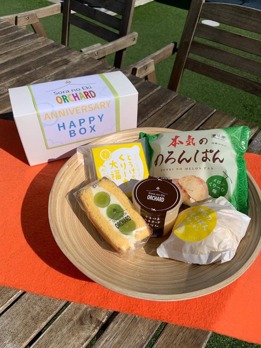 2ndANNIVERSARY HAPPY BOX　1,299円（税込） 【セット内容】 ・本気のめろんぱん1個 ・本気のれもんぱん1個 ・フルーツサンド1個 ・とろけるくりーむ大福瀬戸内レモン1個 ・とろけるカスタードぷりん1個