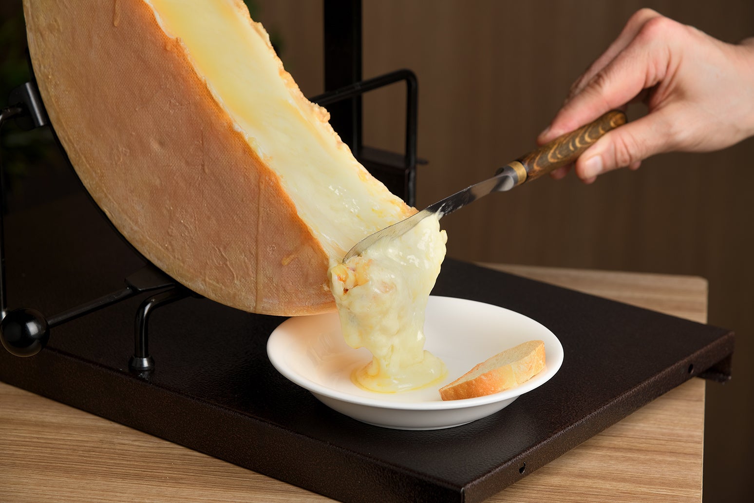 北海道産花畑牧場のラクレットチーズとフランスパンイメージ