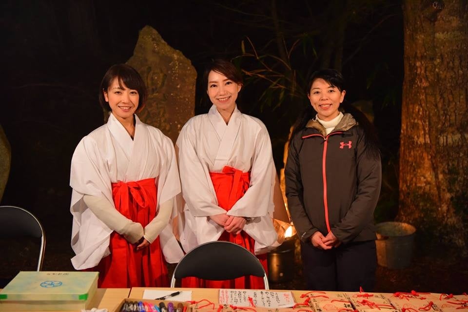 神社の巫女さんになって記念撮影