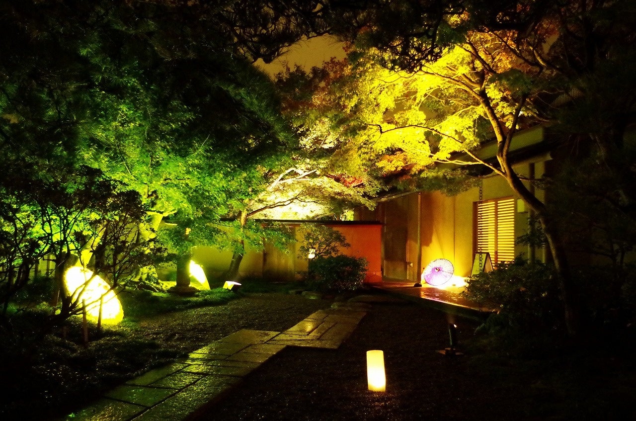 庭園内の本格茶室『松籟亭（しょうらいてい）』も幻想的にライトアップ