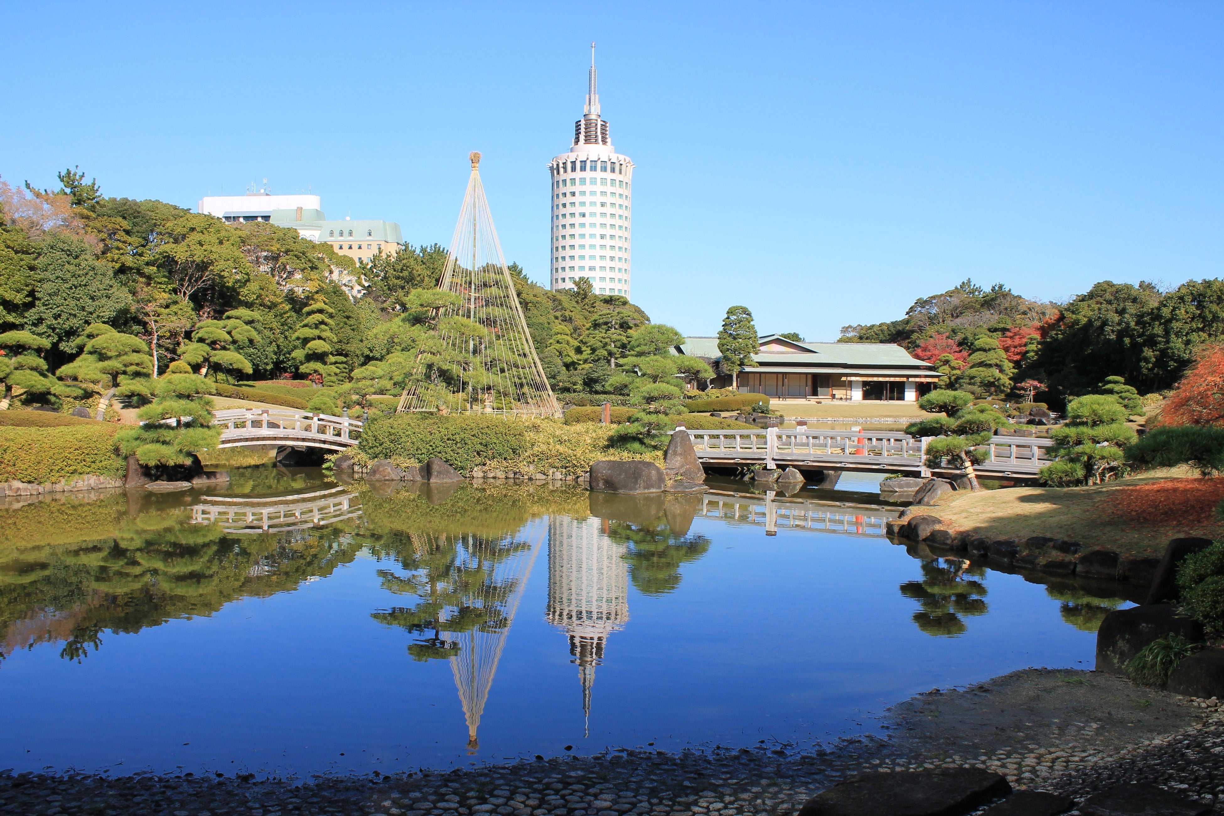 秋晴れの中の散策も心地よい日本庭園「見浜園（みはまえん）」