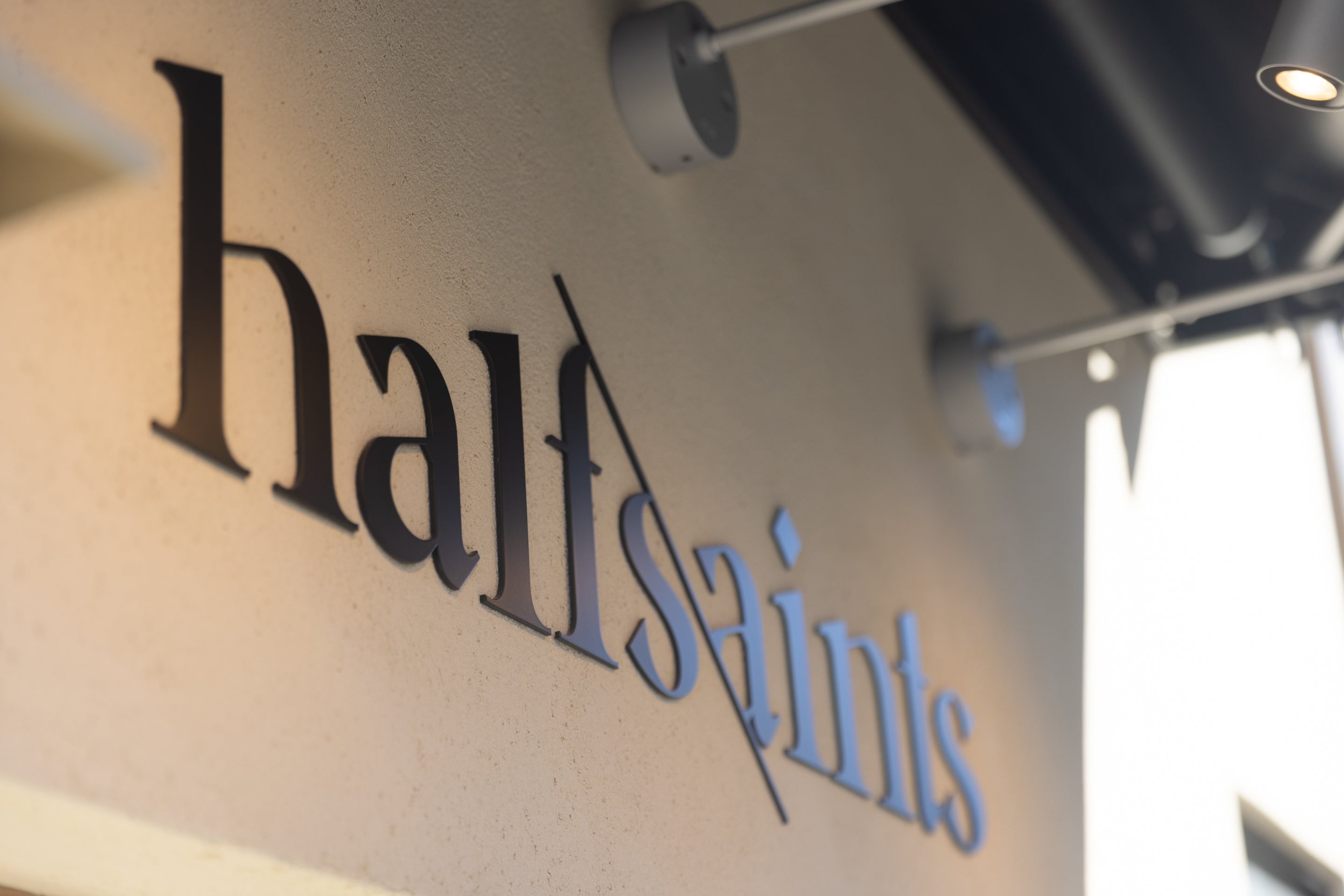 マニラの人気カフェ「Half Saints」が日本初上陸、第一号店はパフピッツァとスイーツのテイクアウト店として「Half Saints TOKYO」を東京・本郷にオープン