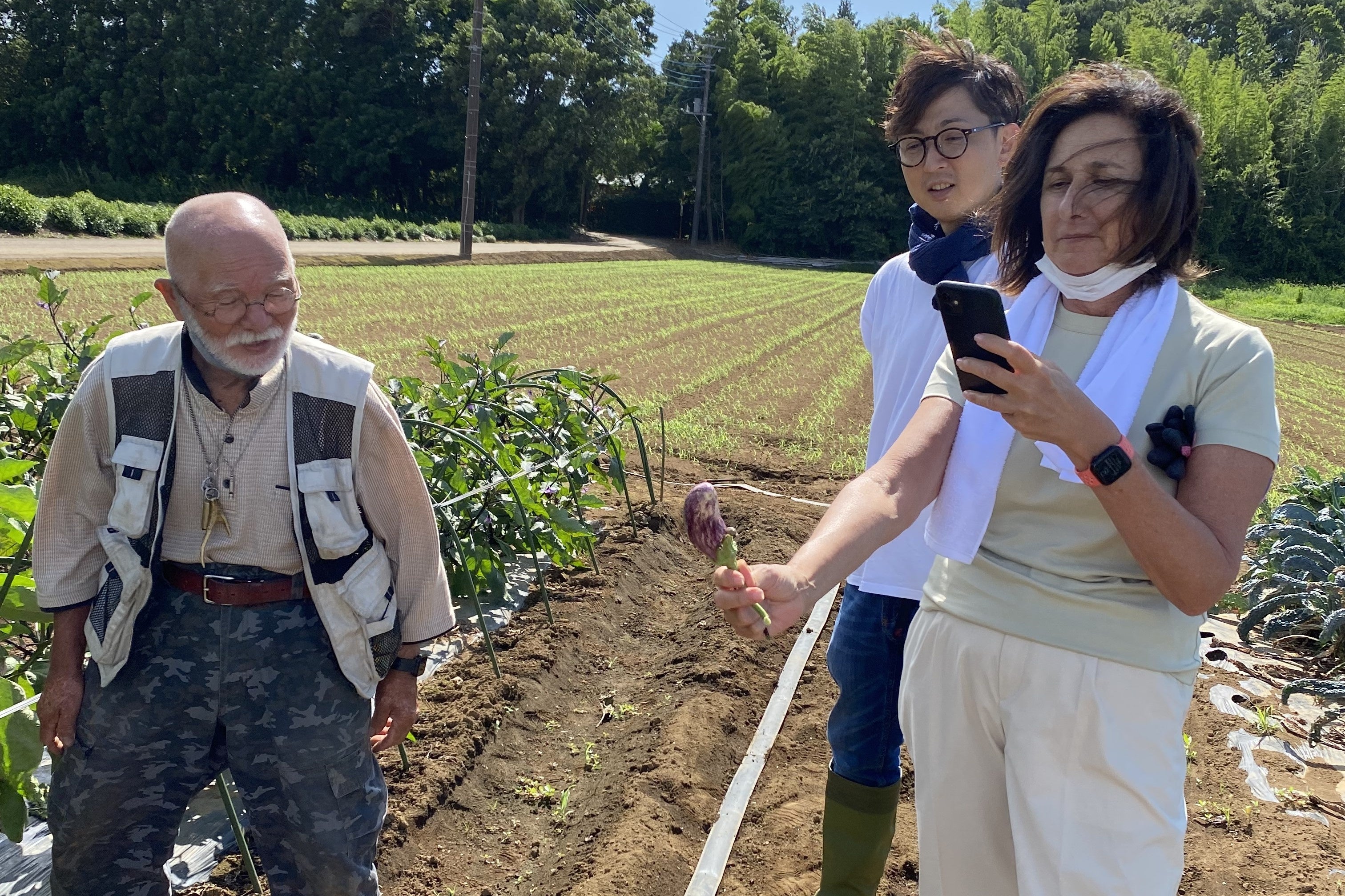 「エコファーム・アサノ」の浅野悦男氏（左）と