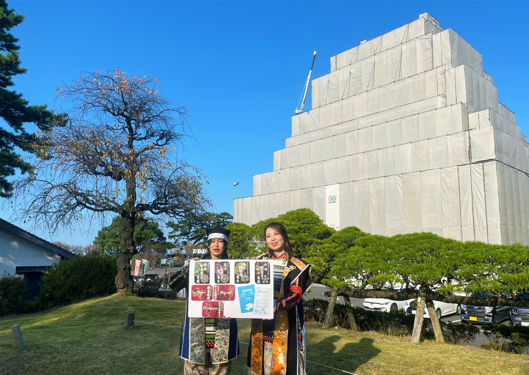 武将印を手にしたイラスト担当・松倉重政（左）、デザイン担当・高力忠房（右）