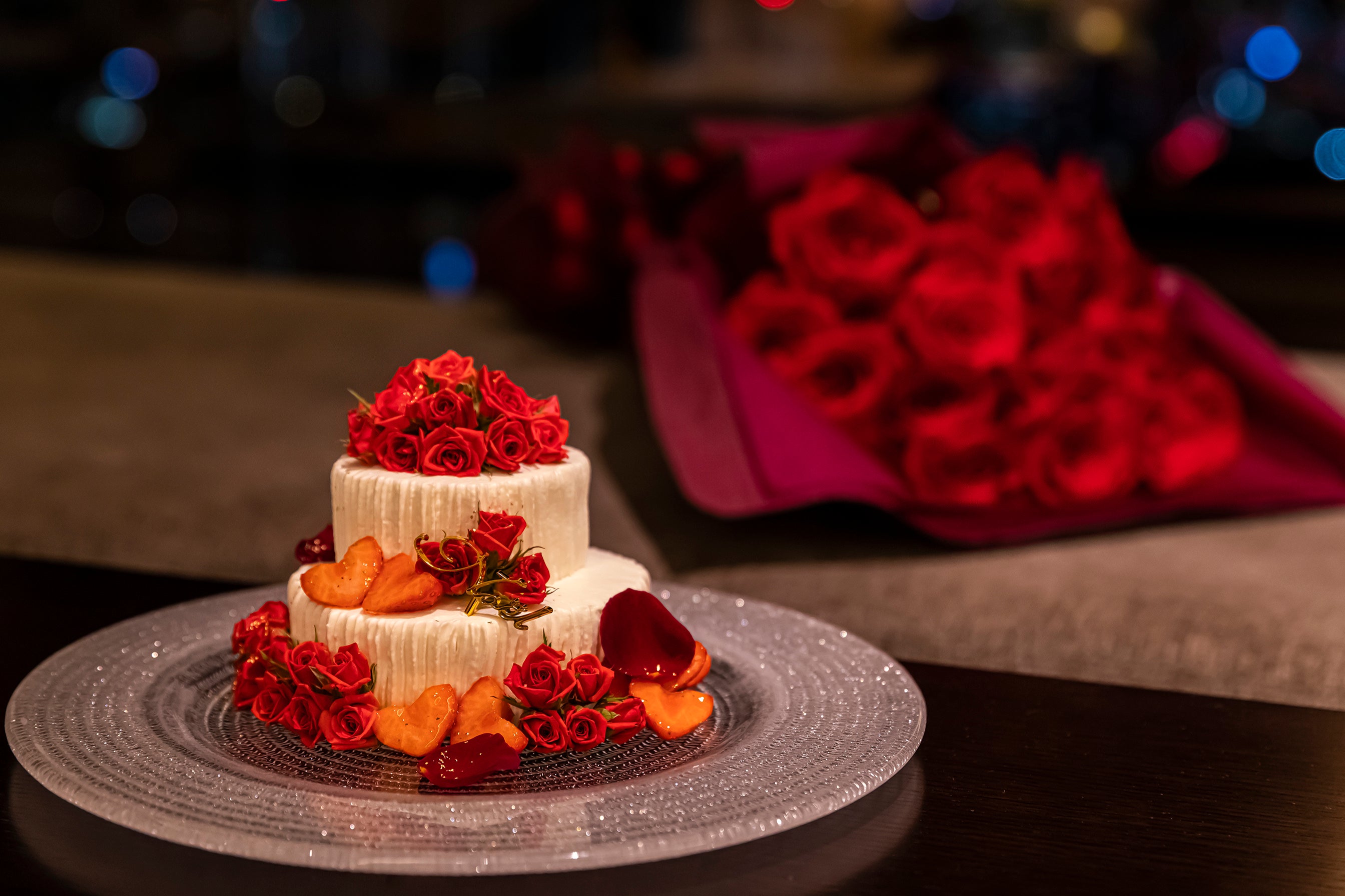 バラをイメージしたクリスマスケーキとバラの花束 イメージ