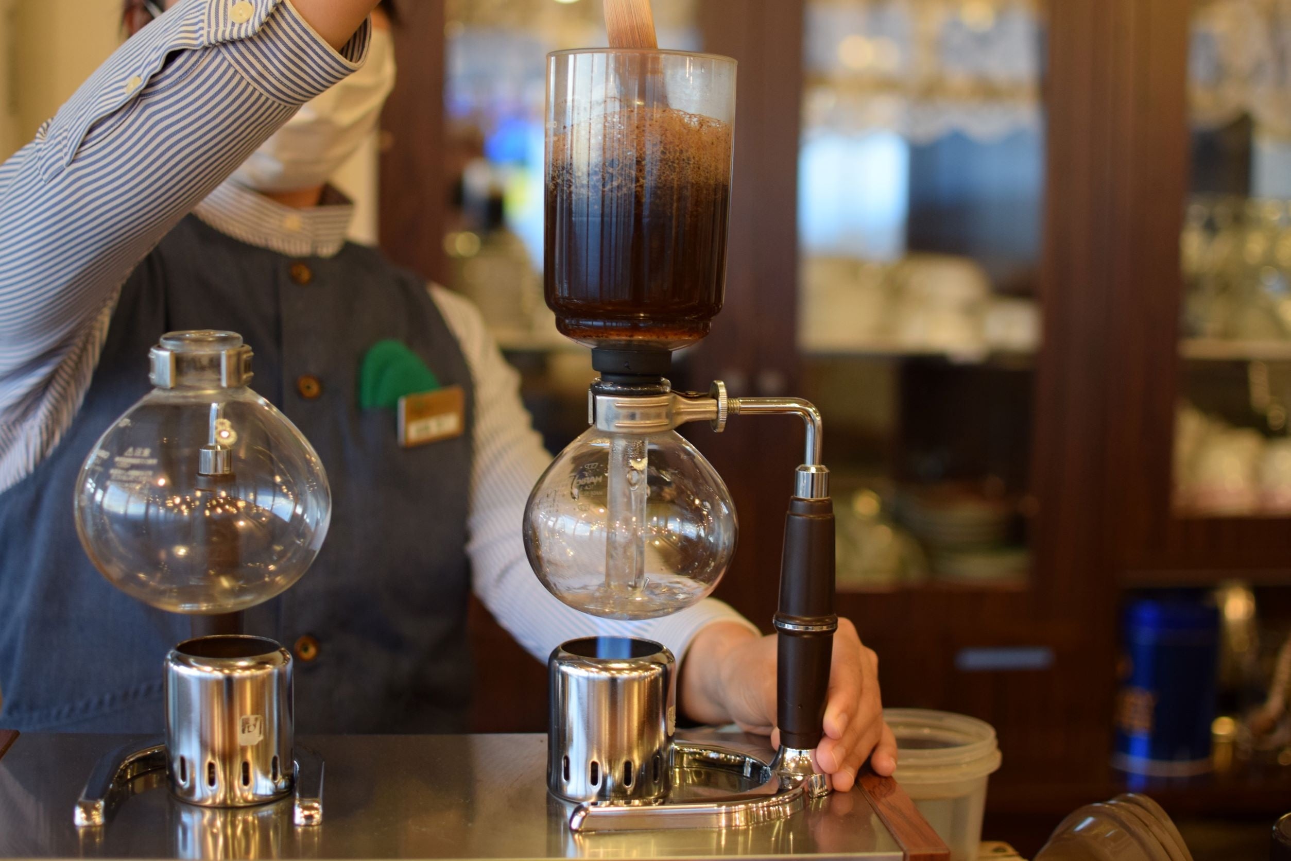 岩手山の伏流水を使い、味と香りにこだわってサイフォン式で淹れるコーヒーがおすすめです