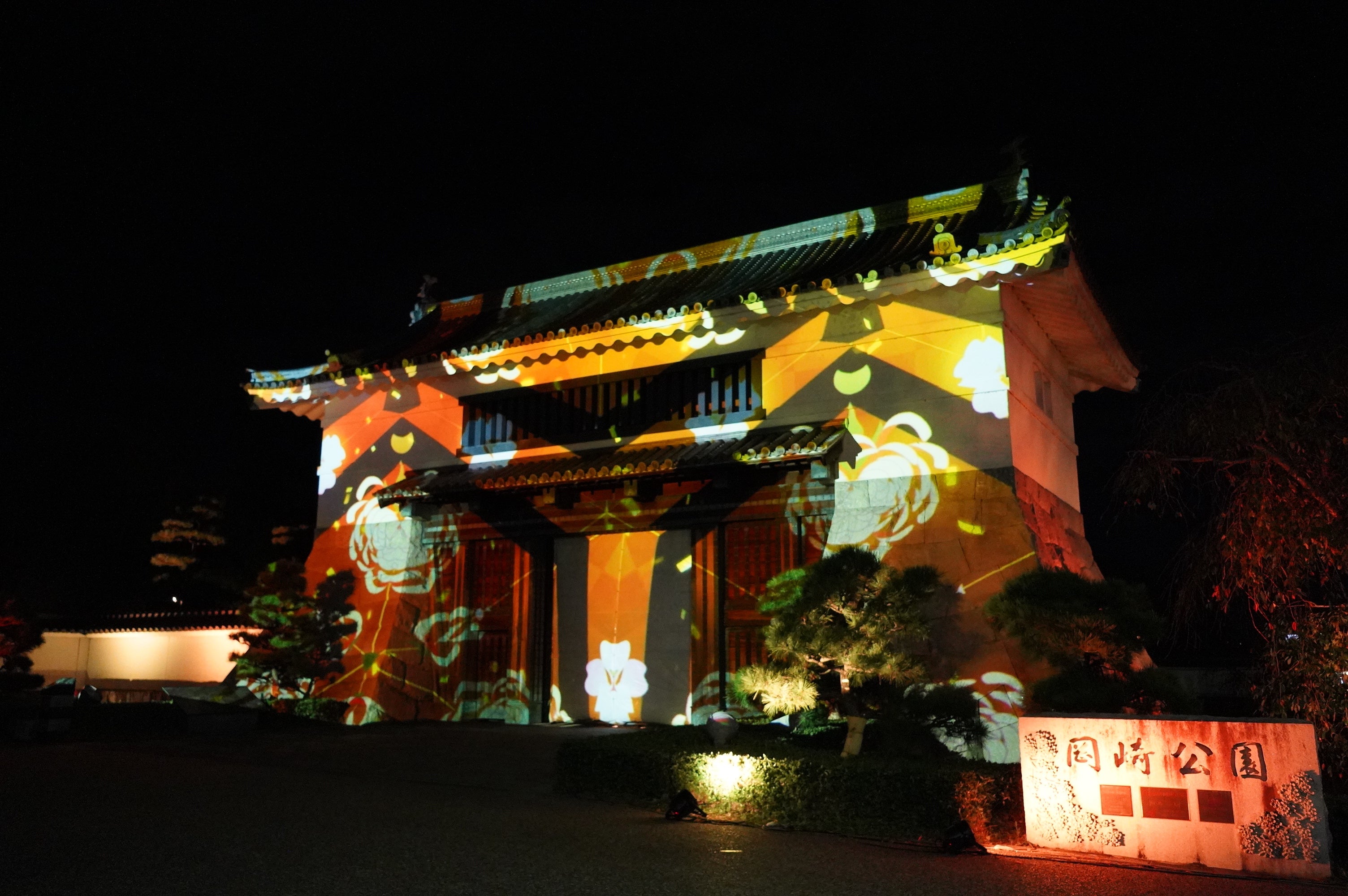 前年度の「岡崎城大手門 プロジェクションマッピング」開催風景