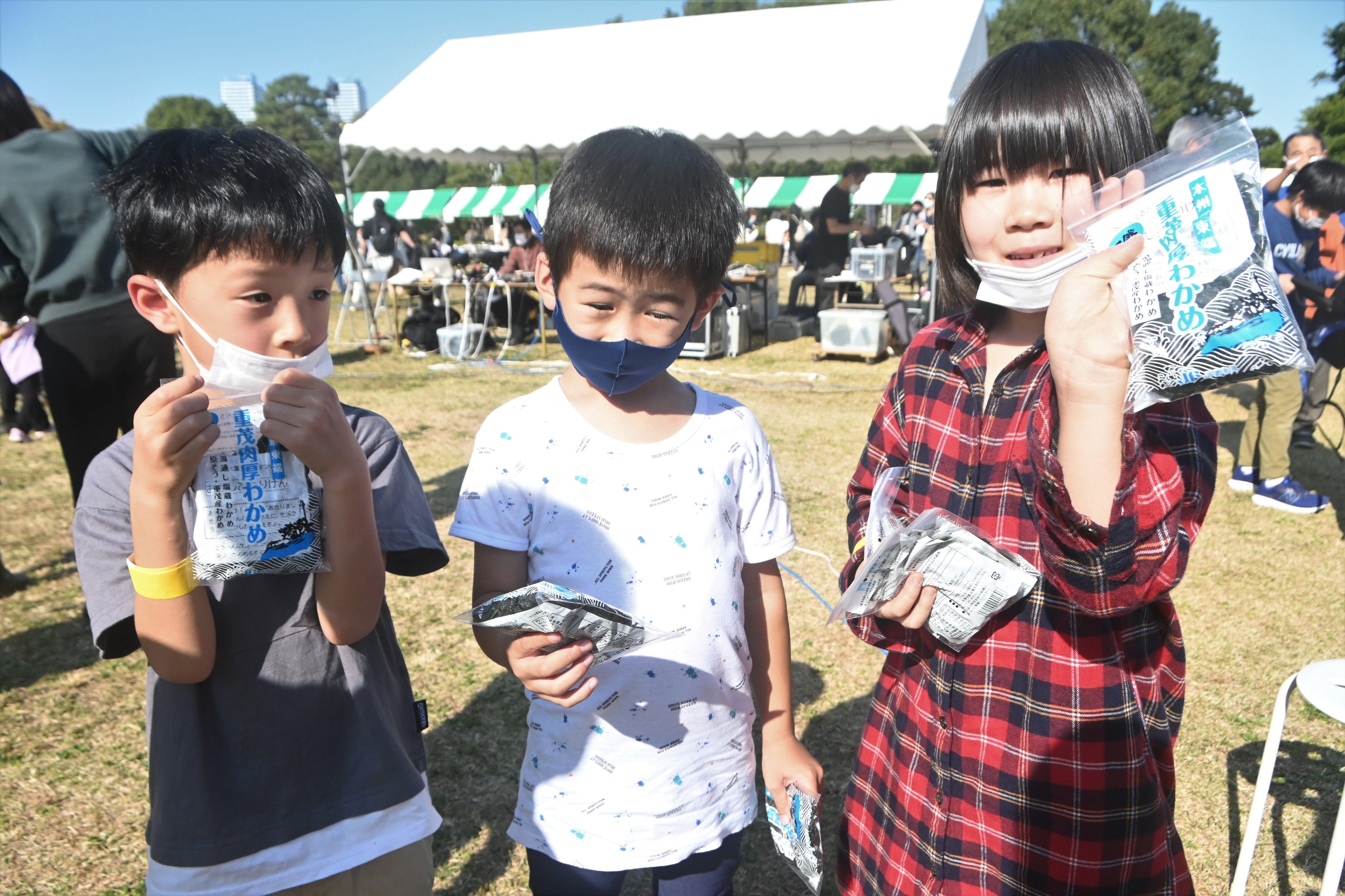 袋の中に「お菓子券」が入っていたら当たり。 生活クラブのお菓子をプレゼントしました。