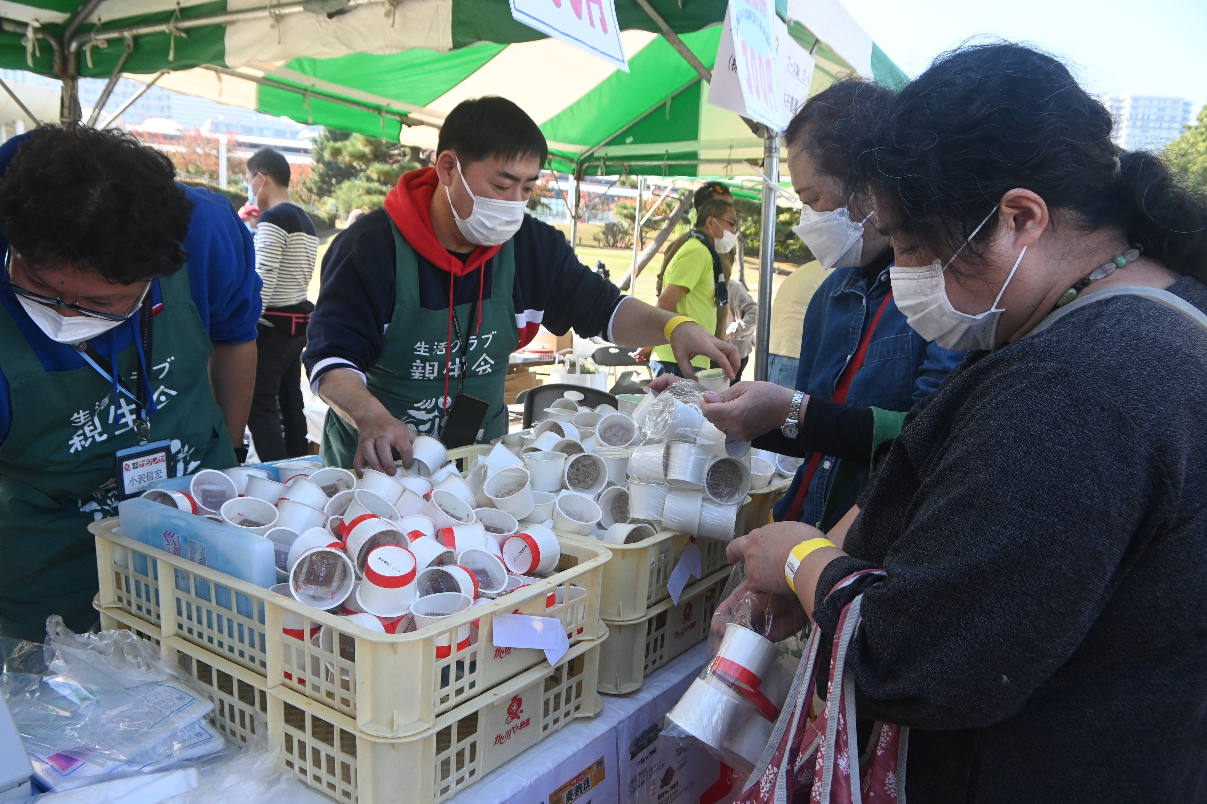 こちらも地元・川崎の生産者、カジノヤによる納豆詰め放題。みなさん袋いっぱいに納豆を詰めて持ち帰りました。