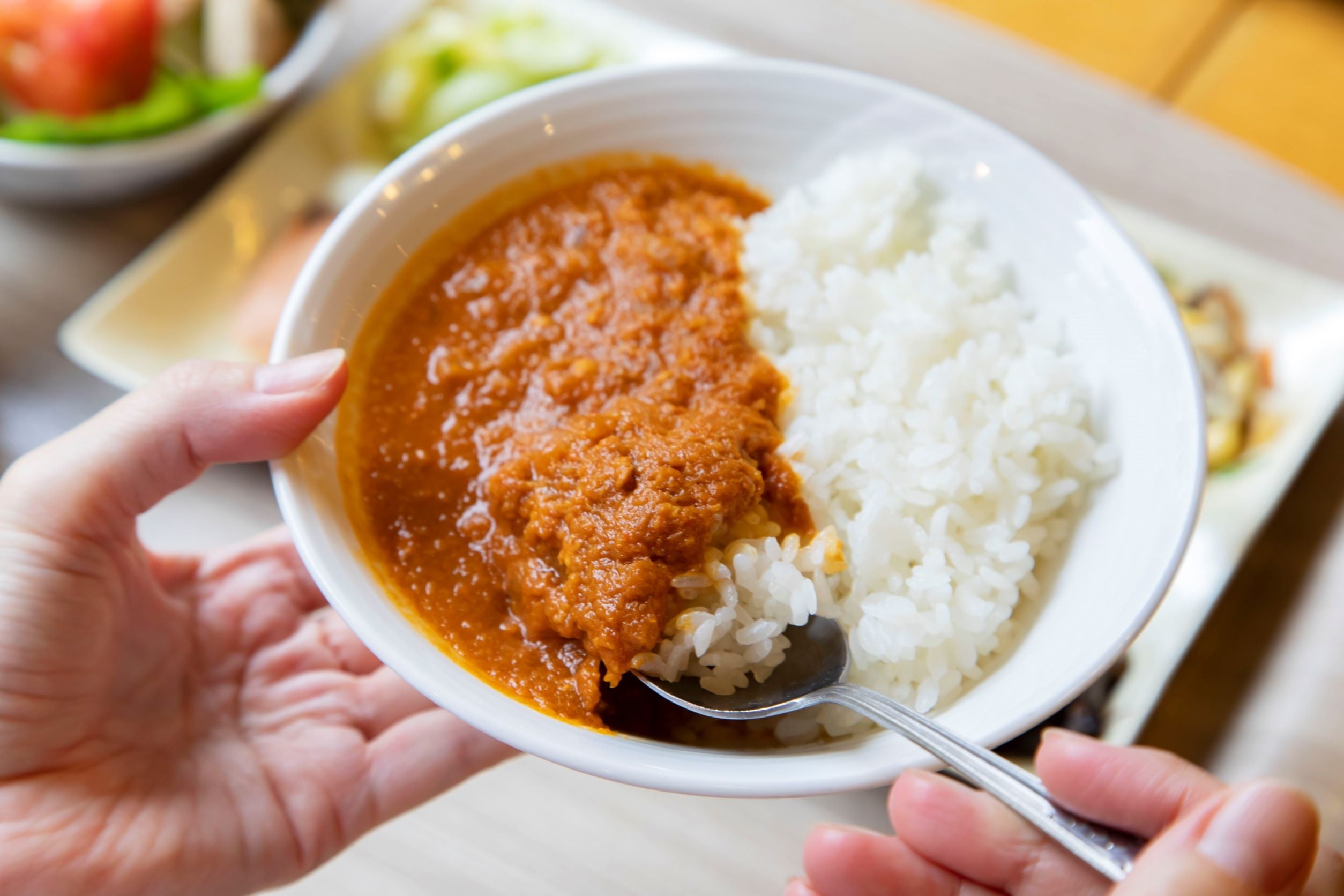 「嬬恋キャベツ入りトマトキーマカレー」休暇村嬬恋鹿沢の料理長監修のカレーです。嬬恋キャベツペーストをベースにトマトなどの野菜も入って、少しスパイシーに仕上げました。