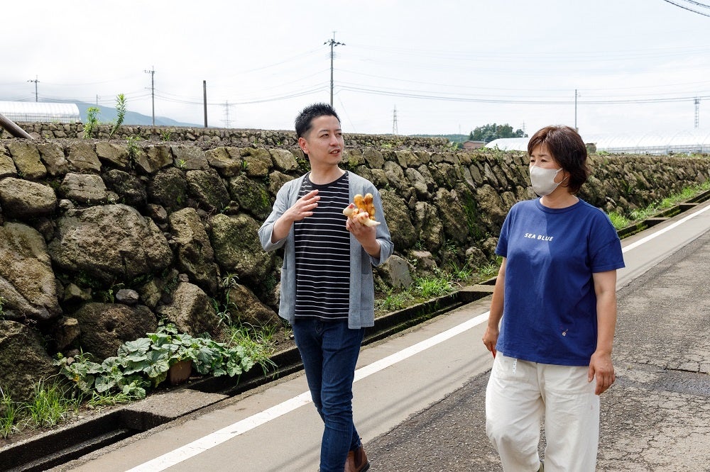 長崎県島原市の「松本農園」を訪れた際の窪津朋生と農園の代表 松本綾子さん