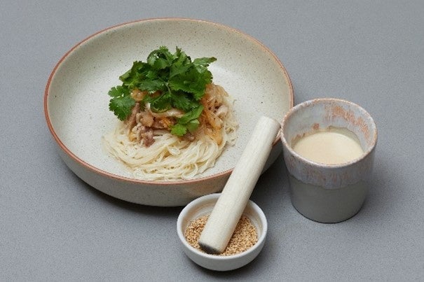 小豆島そうめんを使った香味野菜と豚肉の和え麺　白ねりごま豆乳スープ添え　1,200円