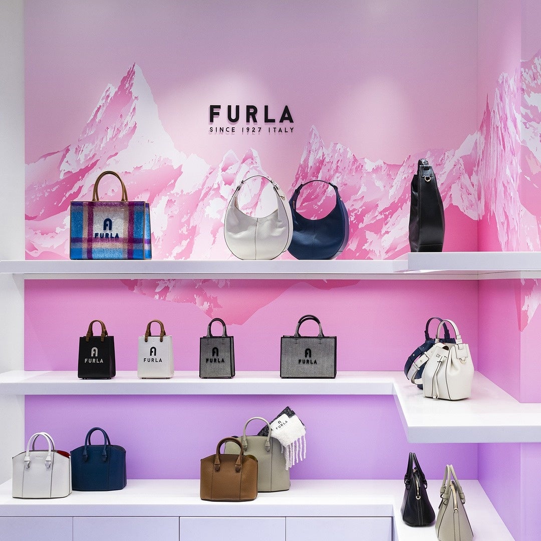 フルラ 伊勢丹新宿店 本館1階でポップアップストア “FURLA WINTER HOLIDAY IN DOLOMITES” がスタート