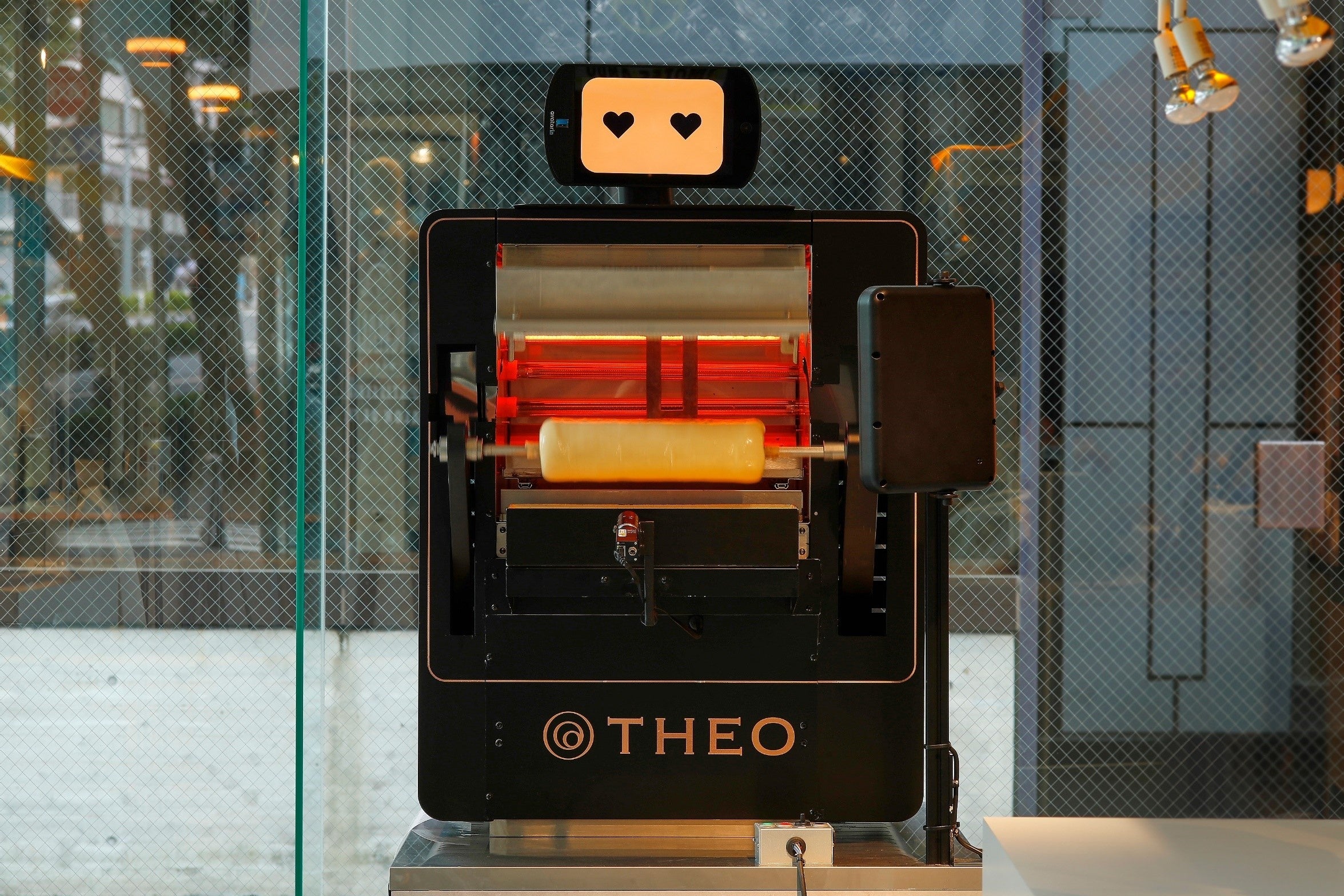 ふんわり甘い、焼きたてのバウムクーヘンで幸せなひとときを演出！AIオーブン「THEO（テオ）」株式会社スティルアンへ導入