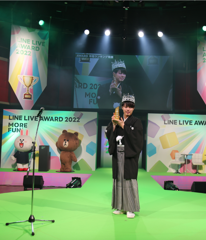 世界初のティアラデザイナーTARO KAMITANIが「LINE LIVE AWARD 2022」の、オリジナル王冠をデザイン製作。グランプリを獲得した日本トップライバー「とーま」に授与。