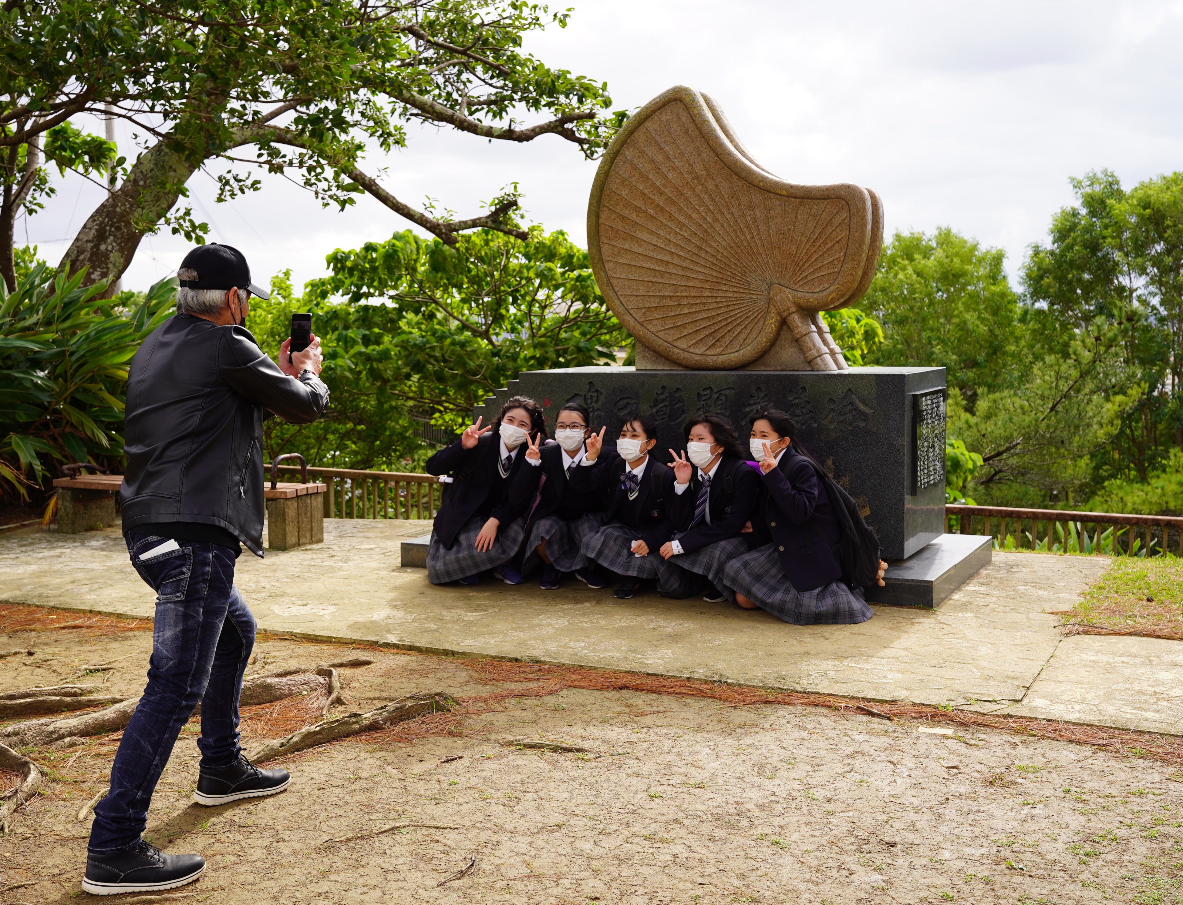 イングリッシュスピーカーと学生が力を合わせ、ミッションを解きます（首里城公園 芝生広場）