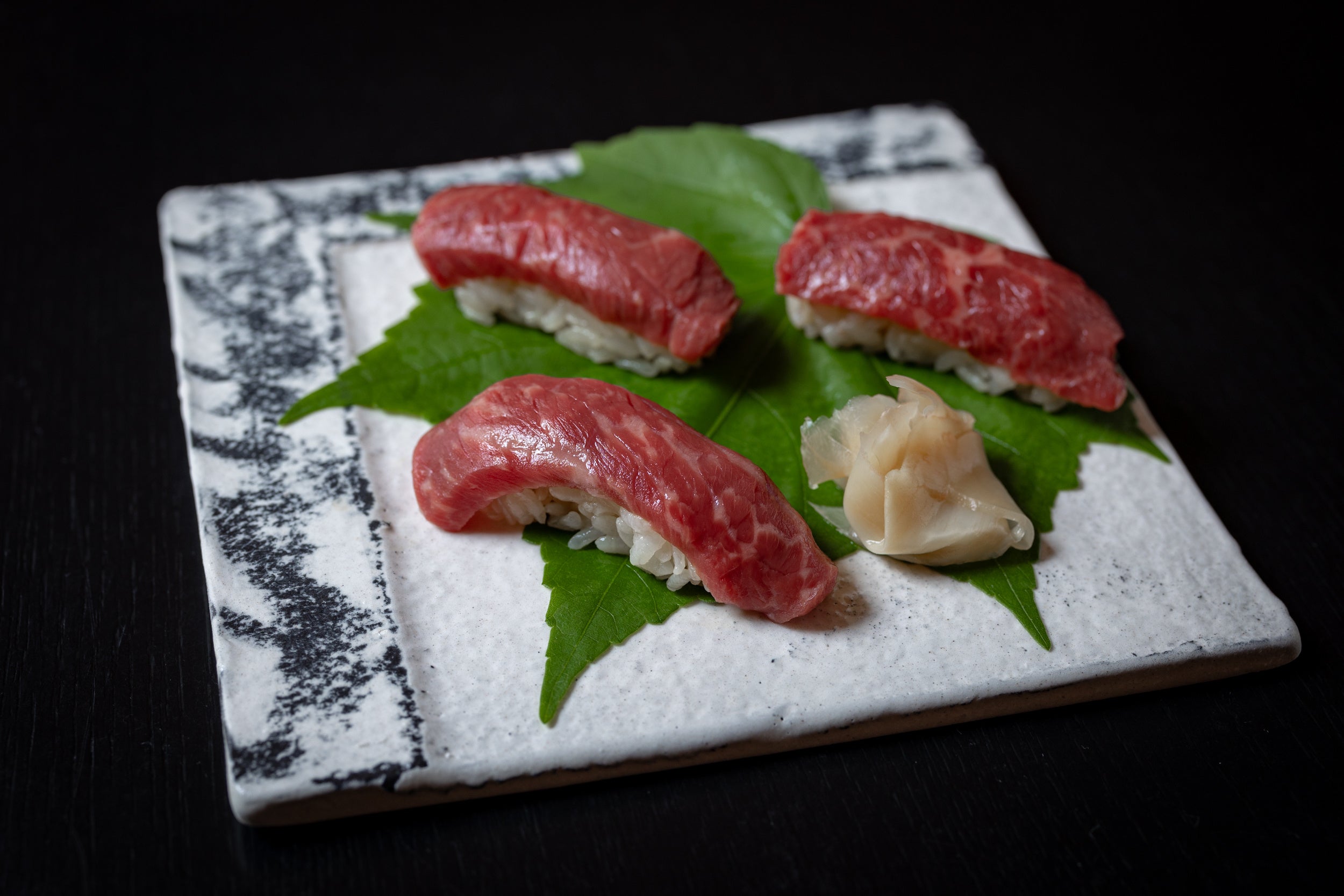 千屋牛（ちやぎゅう）や、なぎビーフの肉寿司