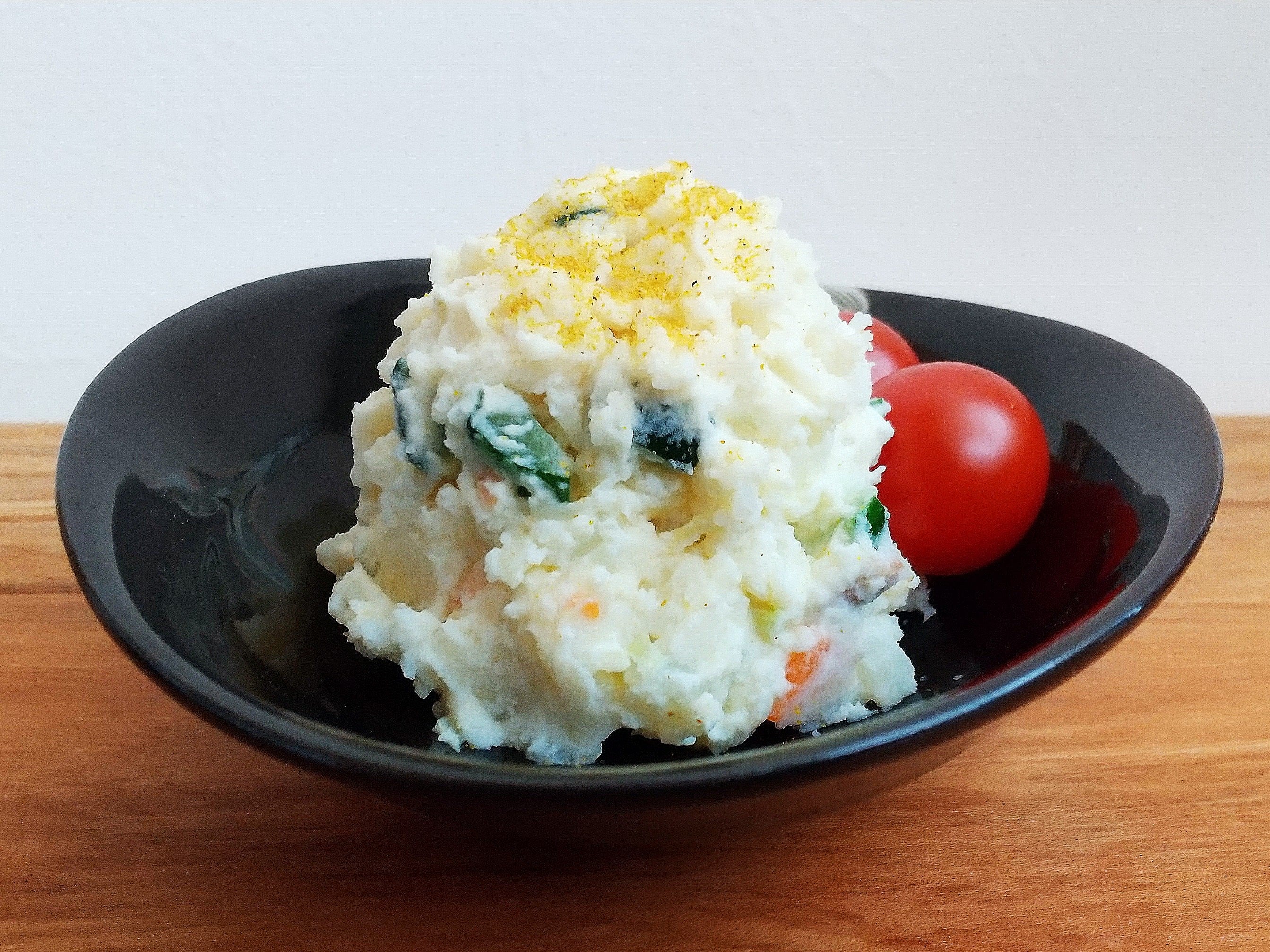 ▲定番のポテサラも、簡単にカレー風味へ変えられる