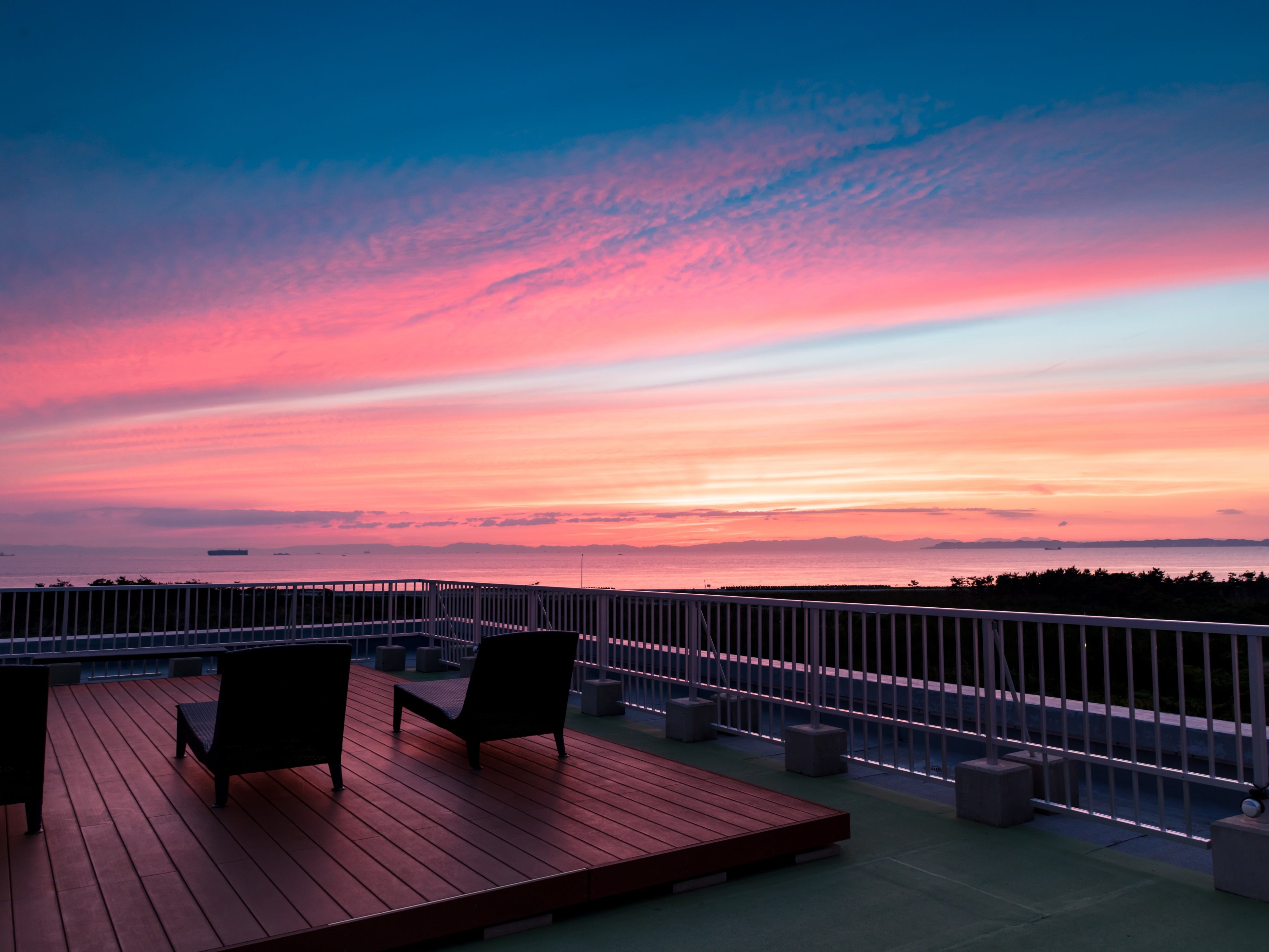 三河湾に沈む夕陽を眺めながら幻想的な時間をお過ごしください