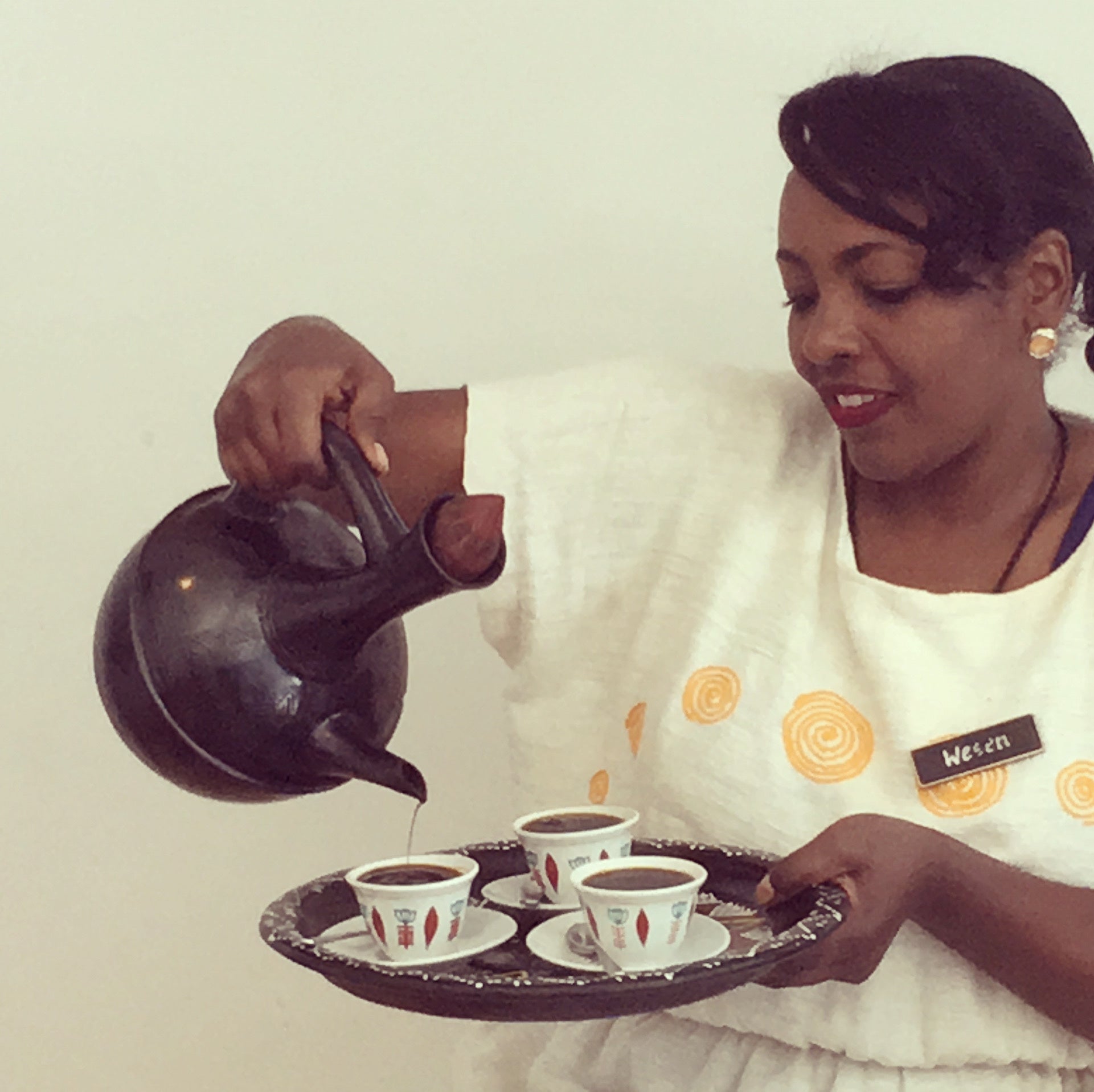 エチオピア式の「コーヒーセレモニー」に使われる『ジャバナ』と呼ばれる素焼きのコーヒーポットを使ったコーヒー提供