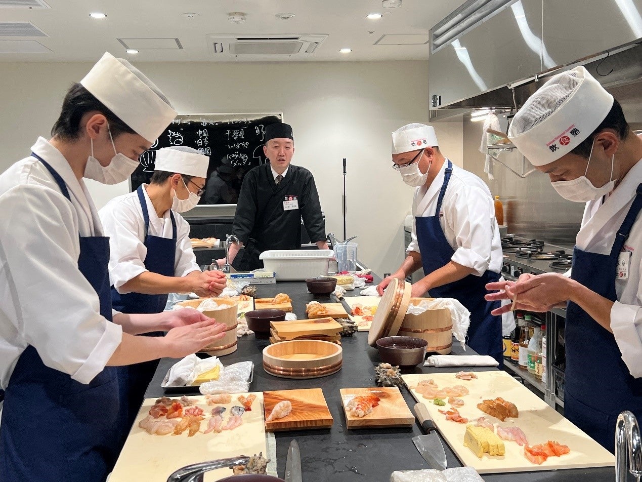 飲食塾で生徒を指導する小野氏