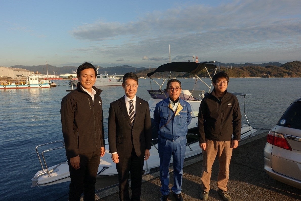 （写真左から）株式会社エイトノット 代表取締役CEO 木村 裕人、広島県知事 湯﨑英彦 氏、有限会社バンカー・サプライ 代表取締役社長 横山恭治 氏、株式会社エイトノット 取締役CTO 横山 智彰