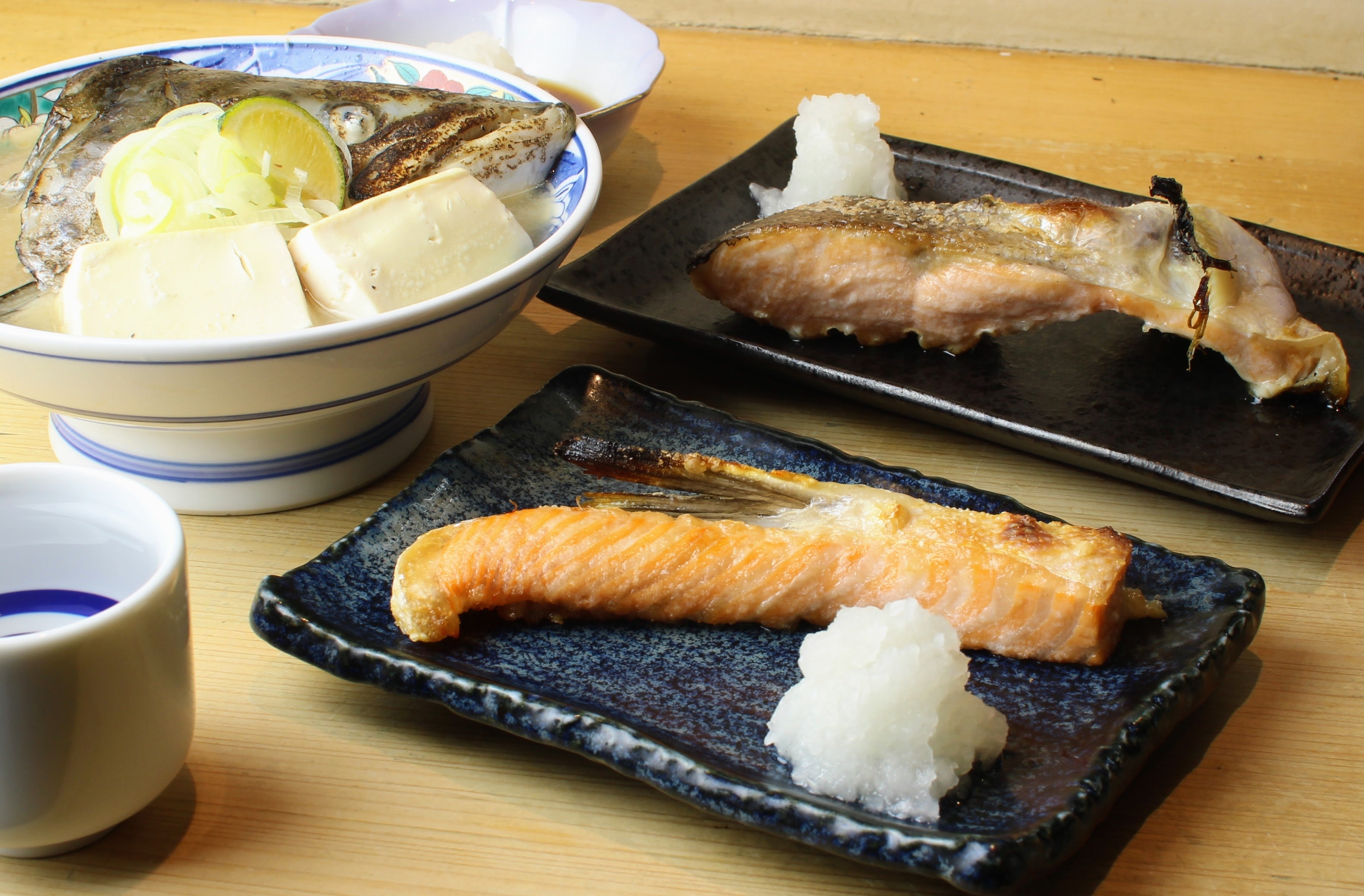 焼き物やサーモンのカシラを丸ごと使用した骨煮も。