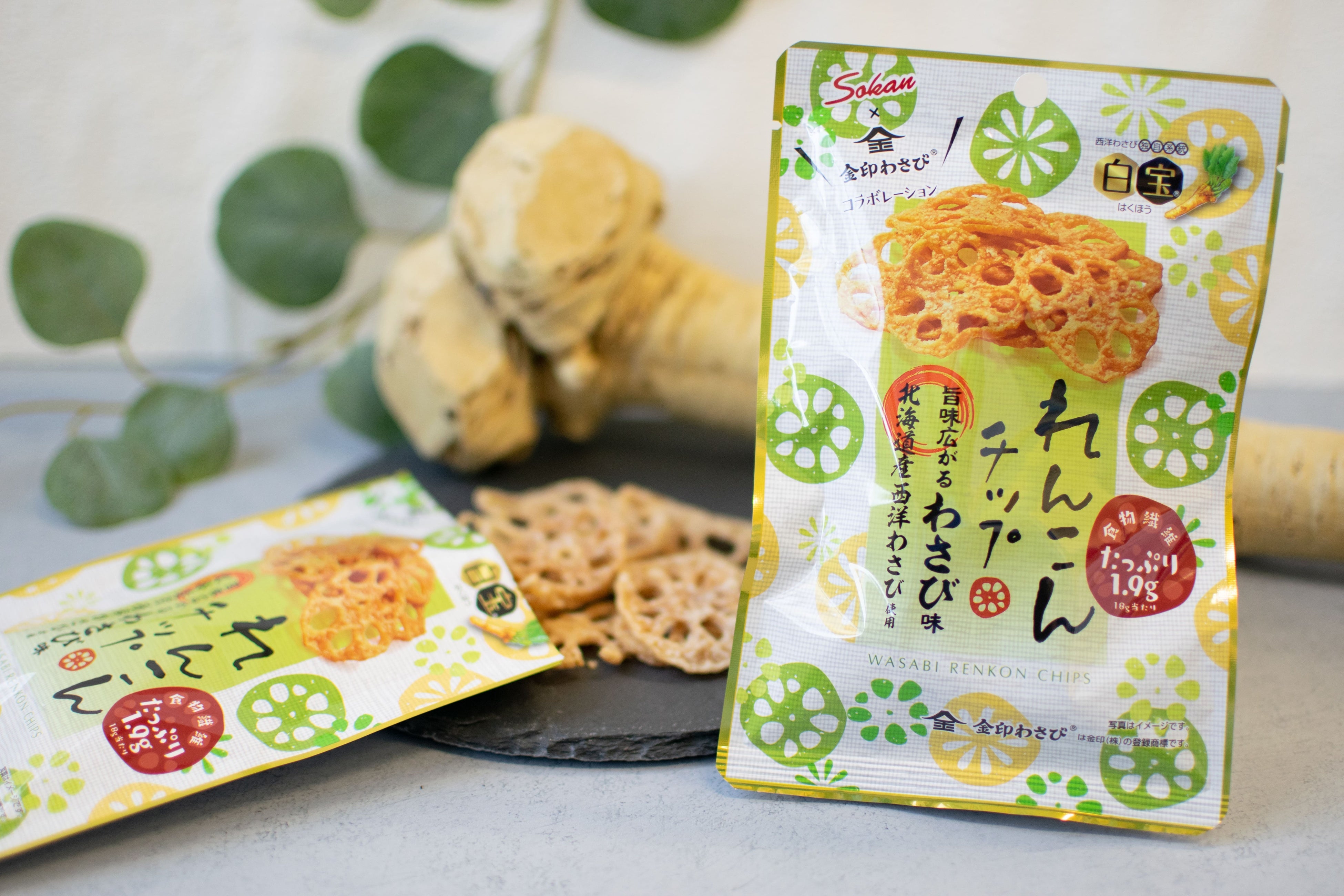 食物繊維たっぷりのれんこんチップシリーズから、コラボ商品『れんこんチップ旨味広がるわさび味』が新登場！2023年1月31日(火)より全国のファミリーマートで先行販売開始