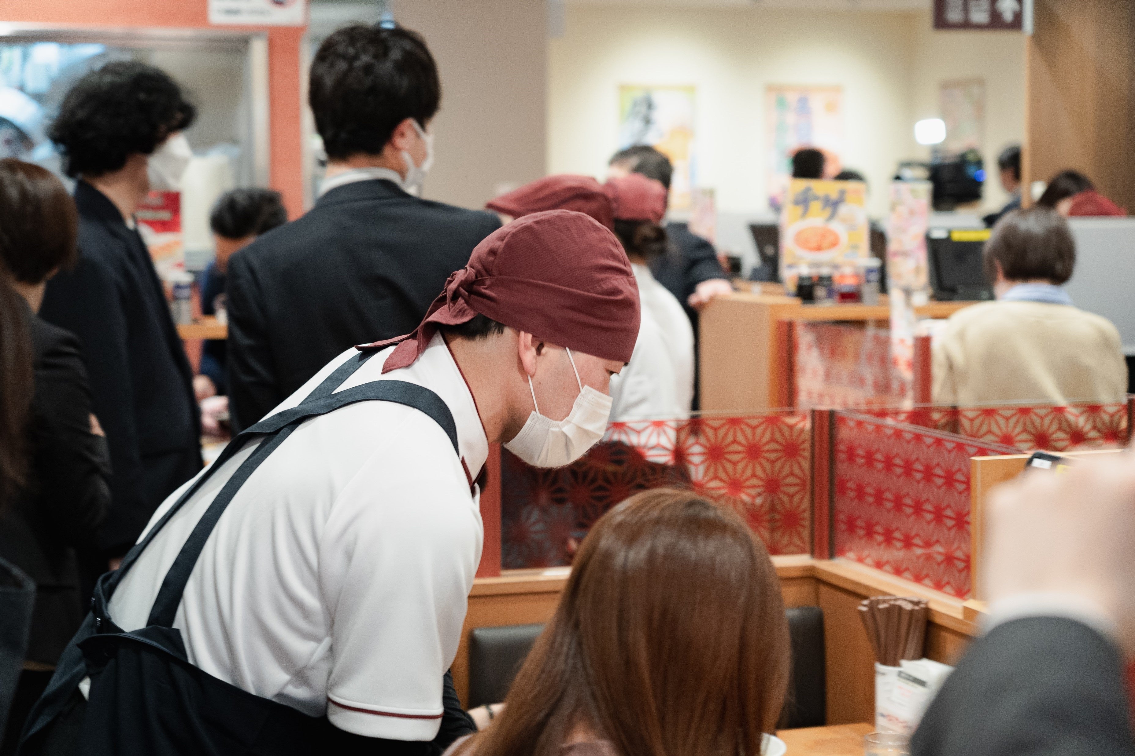 出来立ての日高ちゃんぽんが次々と運ばれる試食タイム。会場は2月3日に新規オープンの日高屋方南町駅前店。