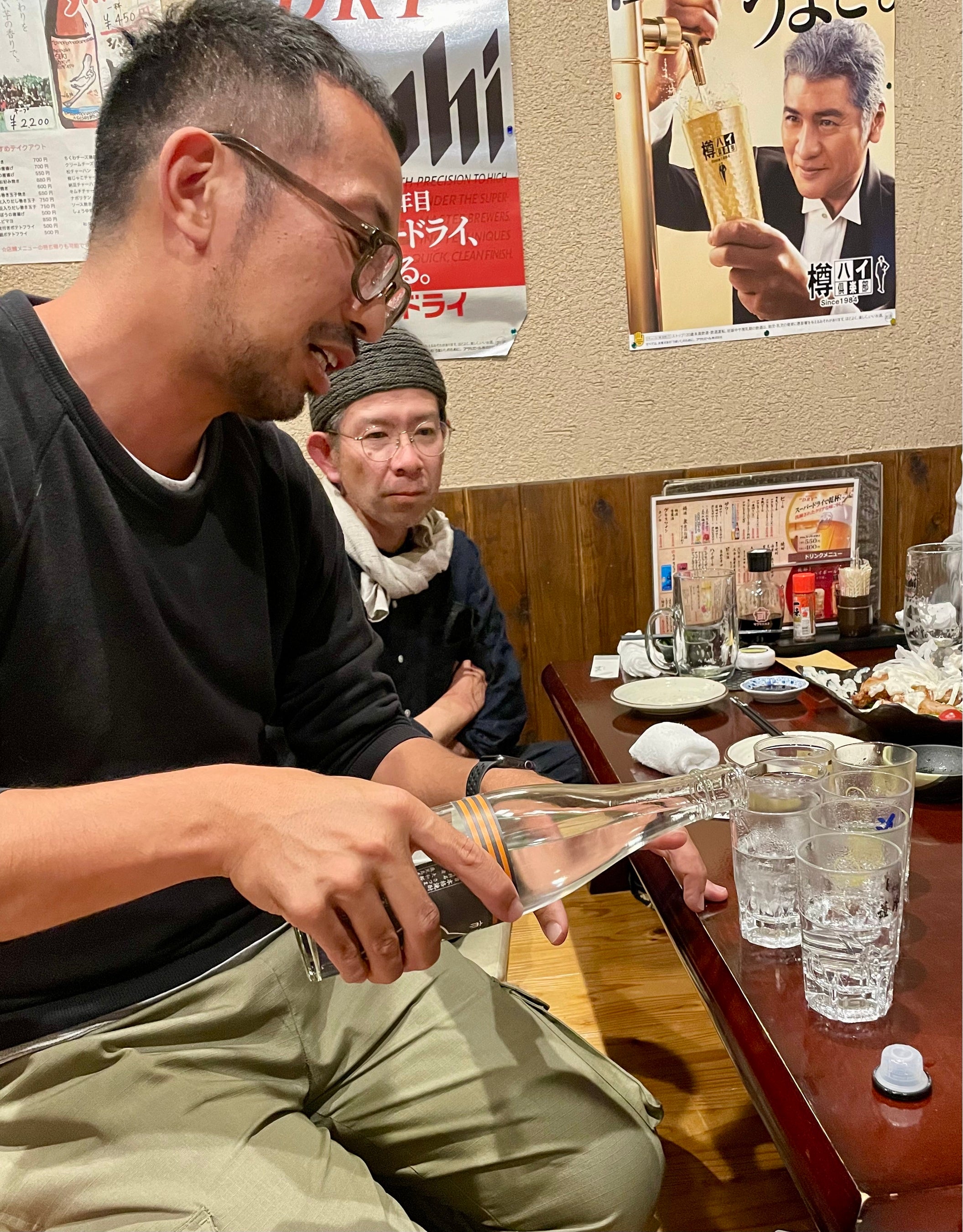 焼酎のお湯割りを作る杜氏