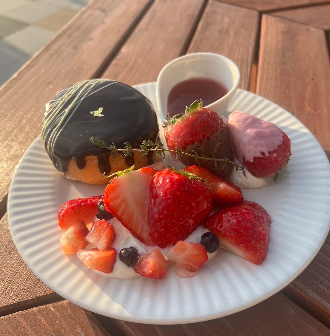 いちご尽くしのオペラ風チョコレートフレンチ（イメージ）