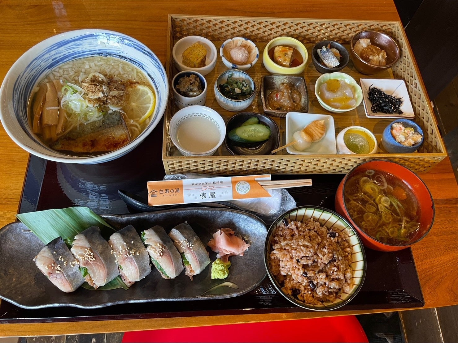 左上：炙りさばラーメン 右：発酵玉手箱 俵や御膳 左下：とろ鯖と寝かせ玄米の押し寿司