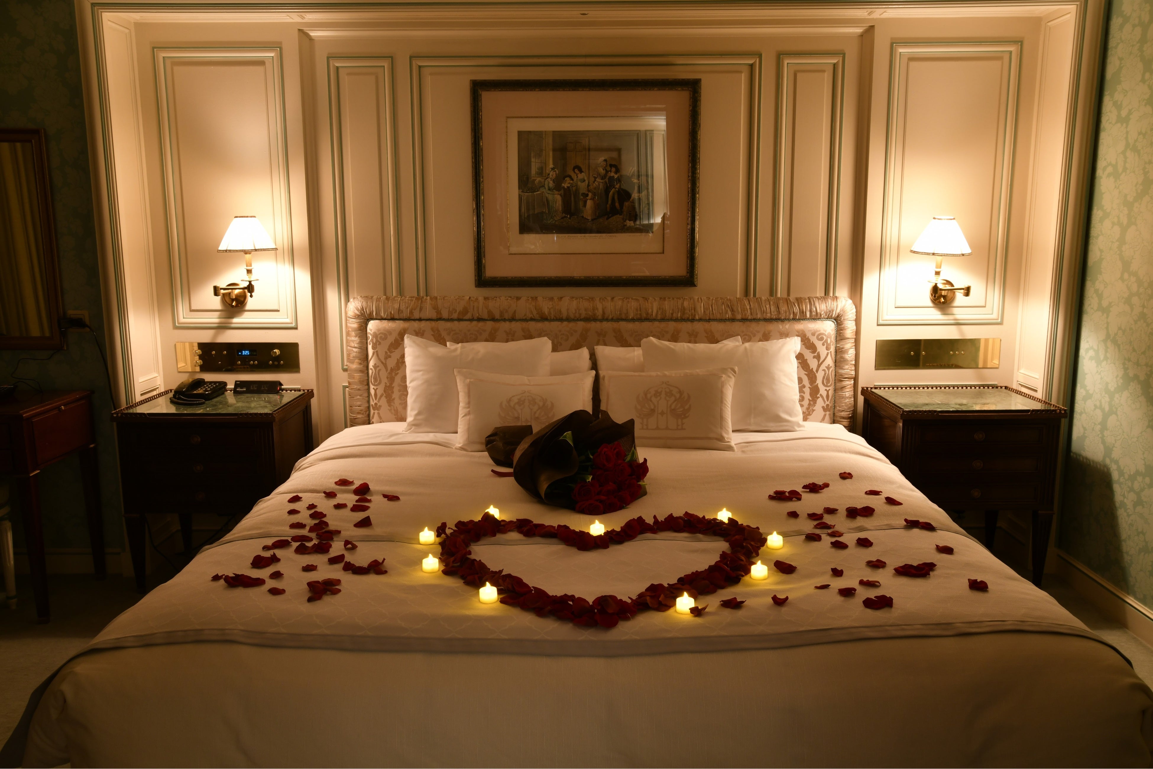 ロマンティックな雰囲気を盛り上げるベットルームの装飾