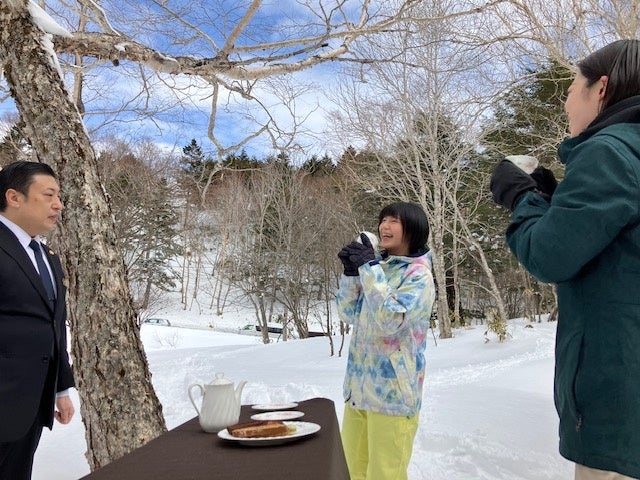 【万座プリンスホテルスキー場】併設ホテル主催ならではの『絶景スノーシューツアー』　雪の中、ホテルメイドの紅茶と特製クッキーを楽しむ一味違った冬の体験