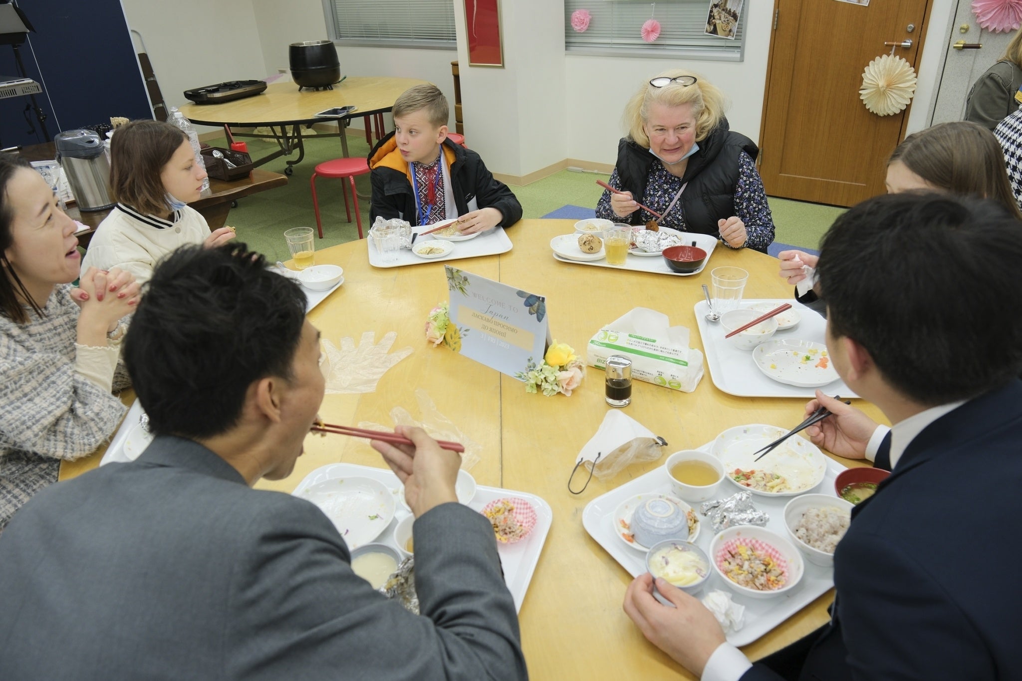 愛しとーとの無料の社員食堂で社員と一緒にランチ