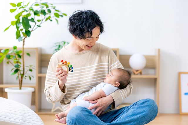 20～30代未婚男性のおよそ４割が、子育てのためにキャリアダウンを受け入れる考え