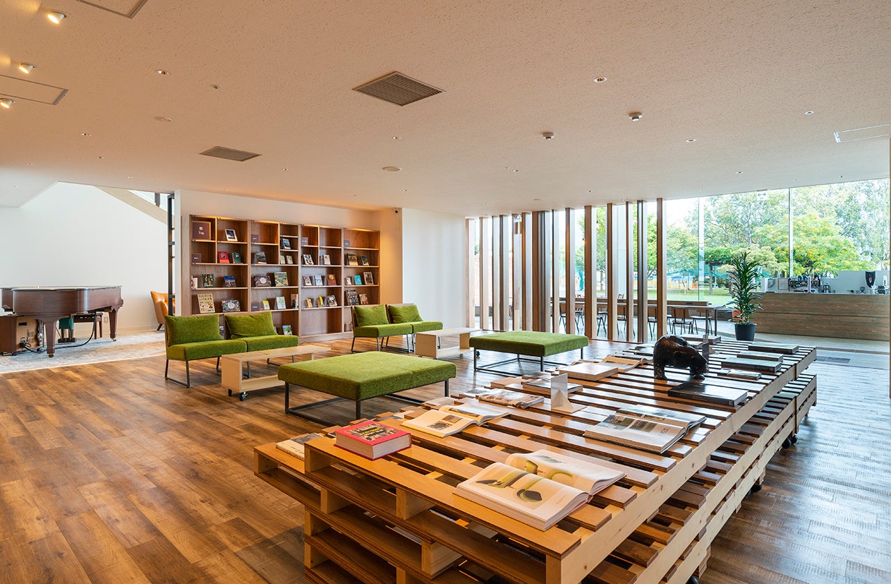 湖を眺めて読書やコーヒーを楽しめるLibrary＆Cafe「BLOSSOM COFFEE」