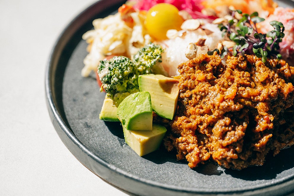 乾燥野菜HOSHIKOのレトルトシリーズでも大人気のキーマカレーをベースに、野菜を使ったデリをトッピングしたhoshikos  meals curryプレート。この一皿で１日分の必要な量とされる野菜が摂取できます。