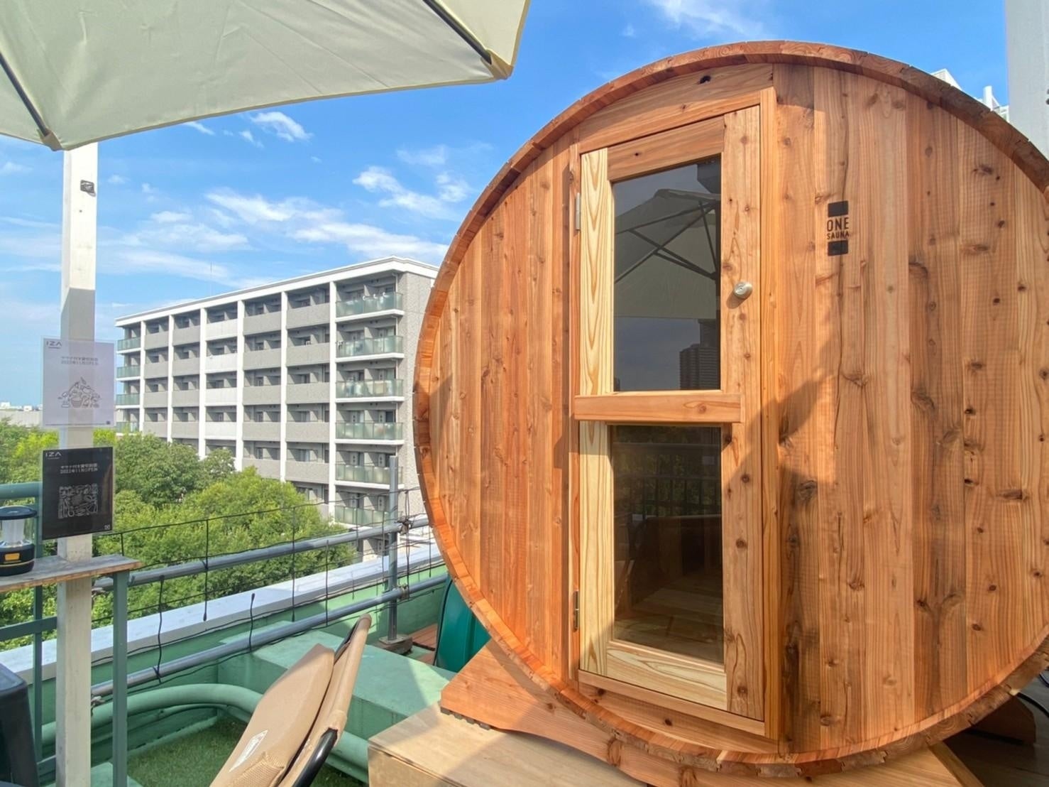 ビル屋上で貸切バレルサウナが利用できるスペース「IZA SAUNA osaka」が4月8日以降も営業継続することを発表。サウナハットレンタルや季節のアロマサービスも充実して再スタート