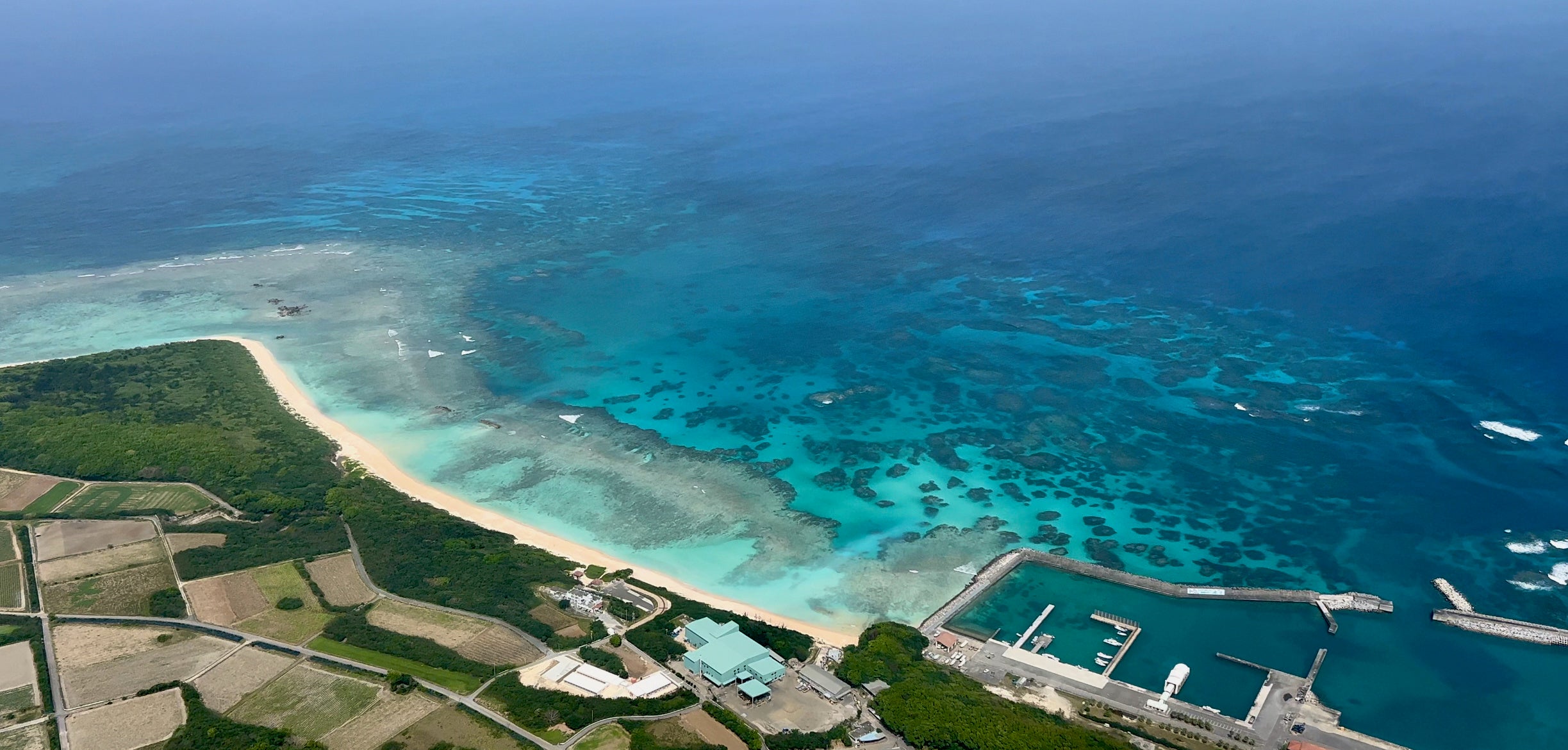 有人島最南端の波照間島でヘリコプターの遊覧イベントを実施！サンゴ礁がよく見える大潮の「ハマウリ」に合わせ、4/21(金)-23(日)の3日間催行