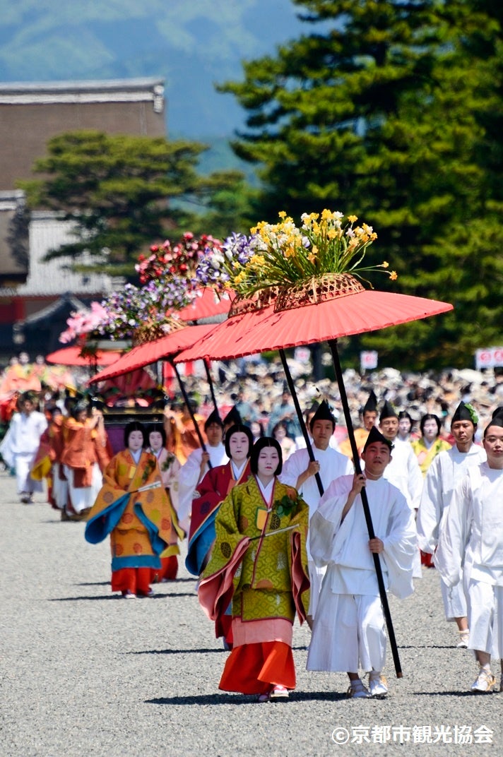 【風流傘】大きな傘の上に、牡丹や杜若などの花が飾り付けられている