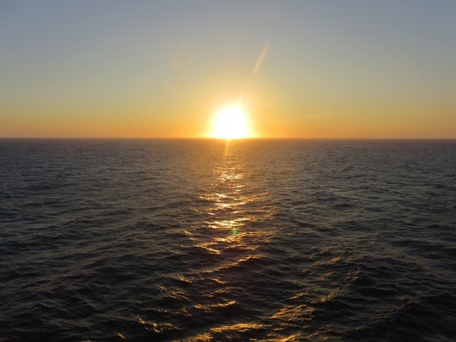 船上より夕日