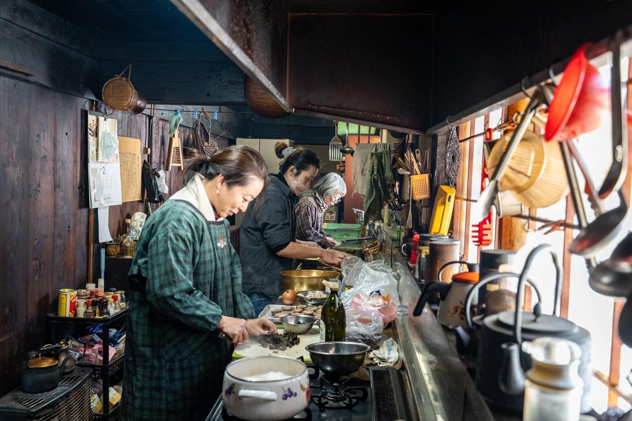 スペイン料理を振る舞うために厨房に立つ川上ミネさん