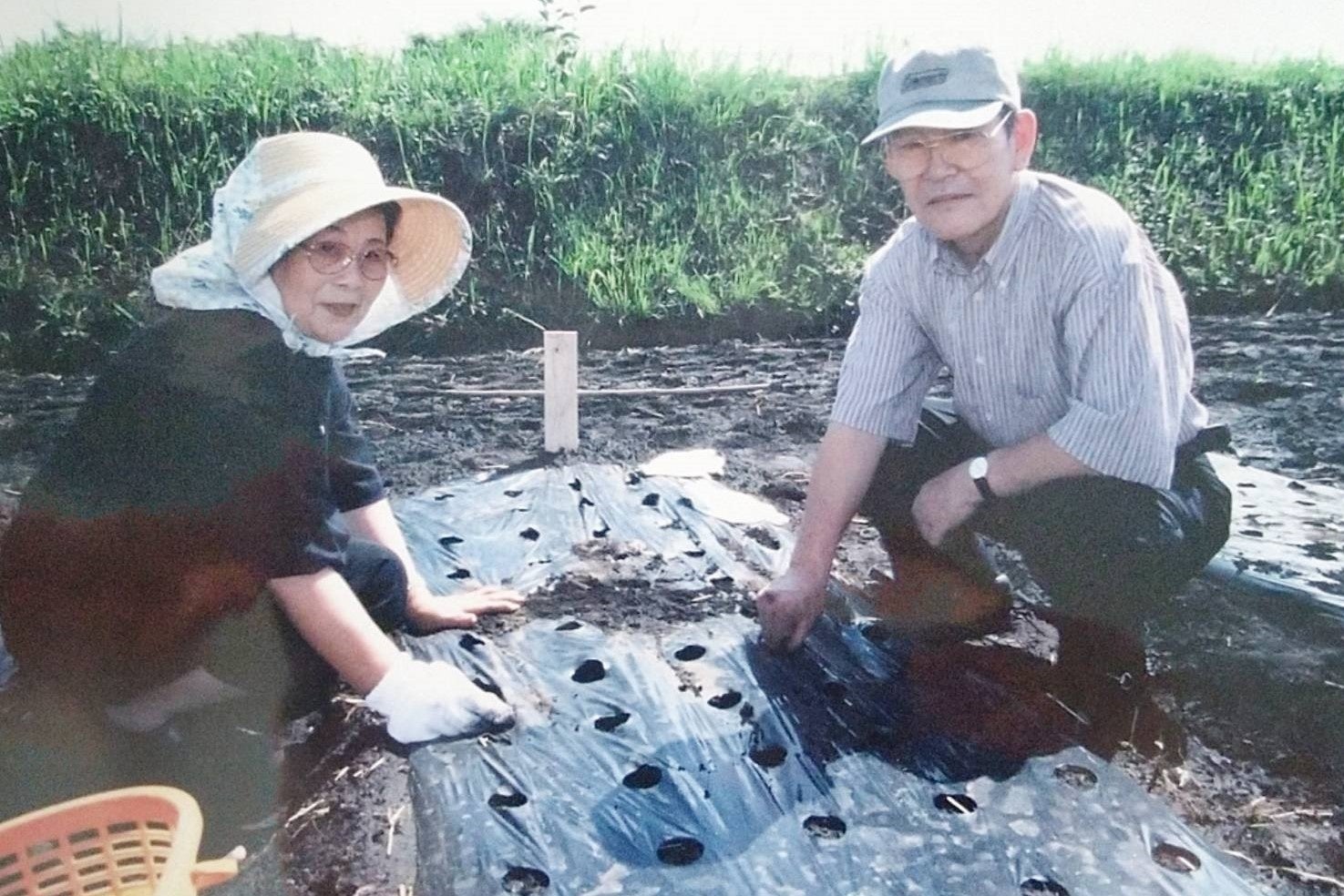 ▲妻・泰子とにんにくの植え付けに勤しむ創業者・本多荘輔