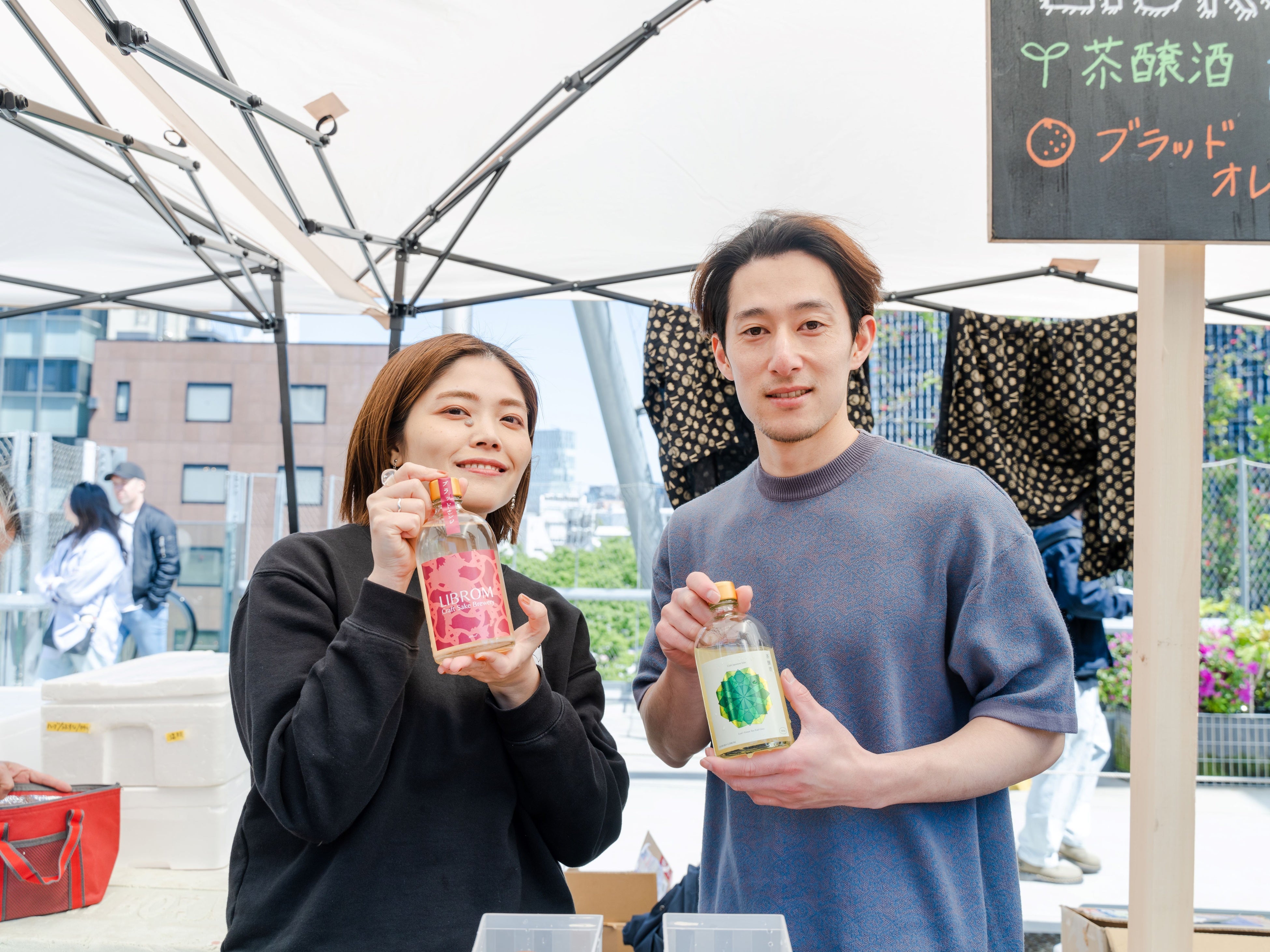 福岡県から出店のLIBROM Craft Sake Brewery。お茶で仕込んだ「茶醸酒」に関心が集まった。