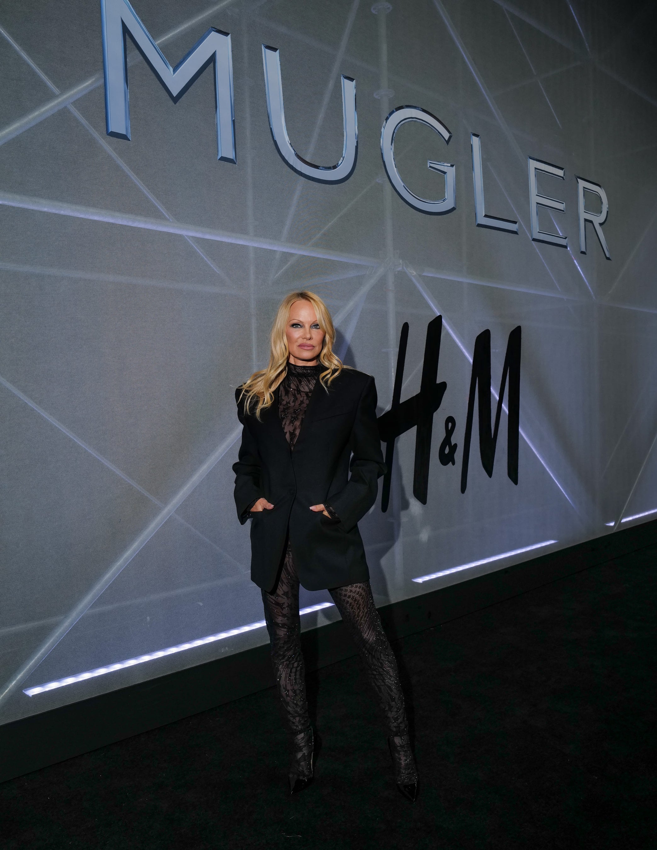 H&M 2023年 デザイナー・コラボレーション 「Mugler H&M（ミュグレー エイチ・アンド・エム）」コレクション NYグローバルイベント写真 パメラ・アンダーソン