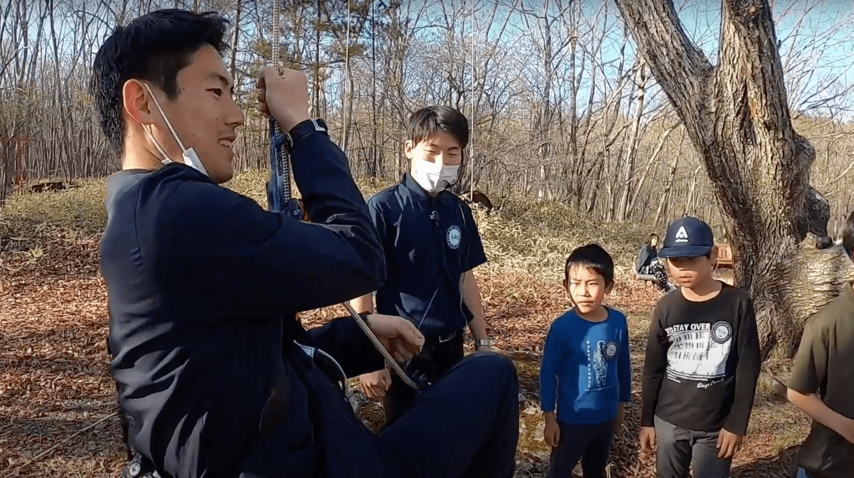 子供たちとBUBクルーと一緒にツリークライミング実施